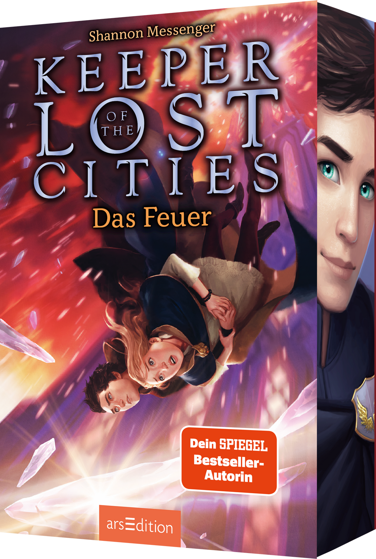 Das Buchcover zeigt zwei Charaktere in dramatischer Pose, in einem dynamischen Spiel von Licht und Schatten, umgeben von schillernden, zerbrochenen Kristallen. Die Farben sind lebhaft, mit einem Schwerpunkt auf Rot- und Blautönen. Der Titel „KEEPER OF THE LOST CITIES – Das Feuer“ steht in prägnanten, weißen Lettern, während der Urheber Shannon Messenger deutlich erkennbar ist. Ein orangefarbener Button mit dem Text „Dein SPIEGEL Bestseller-Autorin“ hebt die Popularität hervor....