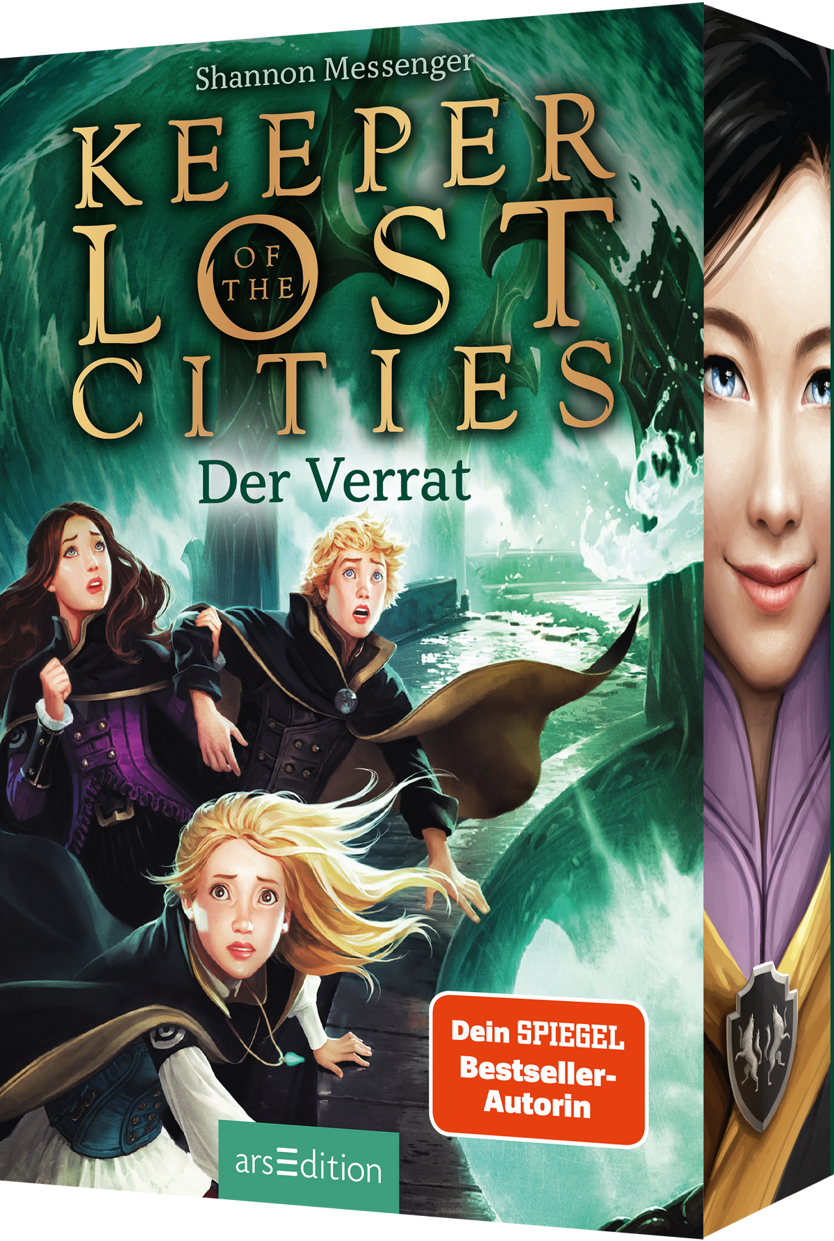 Auf dem Buchcover ist der Titel „KEEPER OF THE LOST CITIES“ in großen, goldenen Buchstaben zu sehen, ergänzt durch den Untertitel „Der Verrat“. Die Darstellung zeigt drei junge Protagonistinnen in dramatischer Pose, umgeben von einem mystischen, grünen Hintergrund mit wogenden Wellen und schimmernden Lichtern. Der Schriftzug „Dein SPIEGEL-Bestseller-Autorin“ befindet sich prominent am unteren Rand. Ganz unten mittig steht der Logoschriftzug von arsEdition.