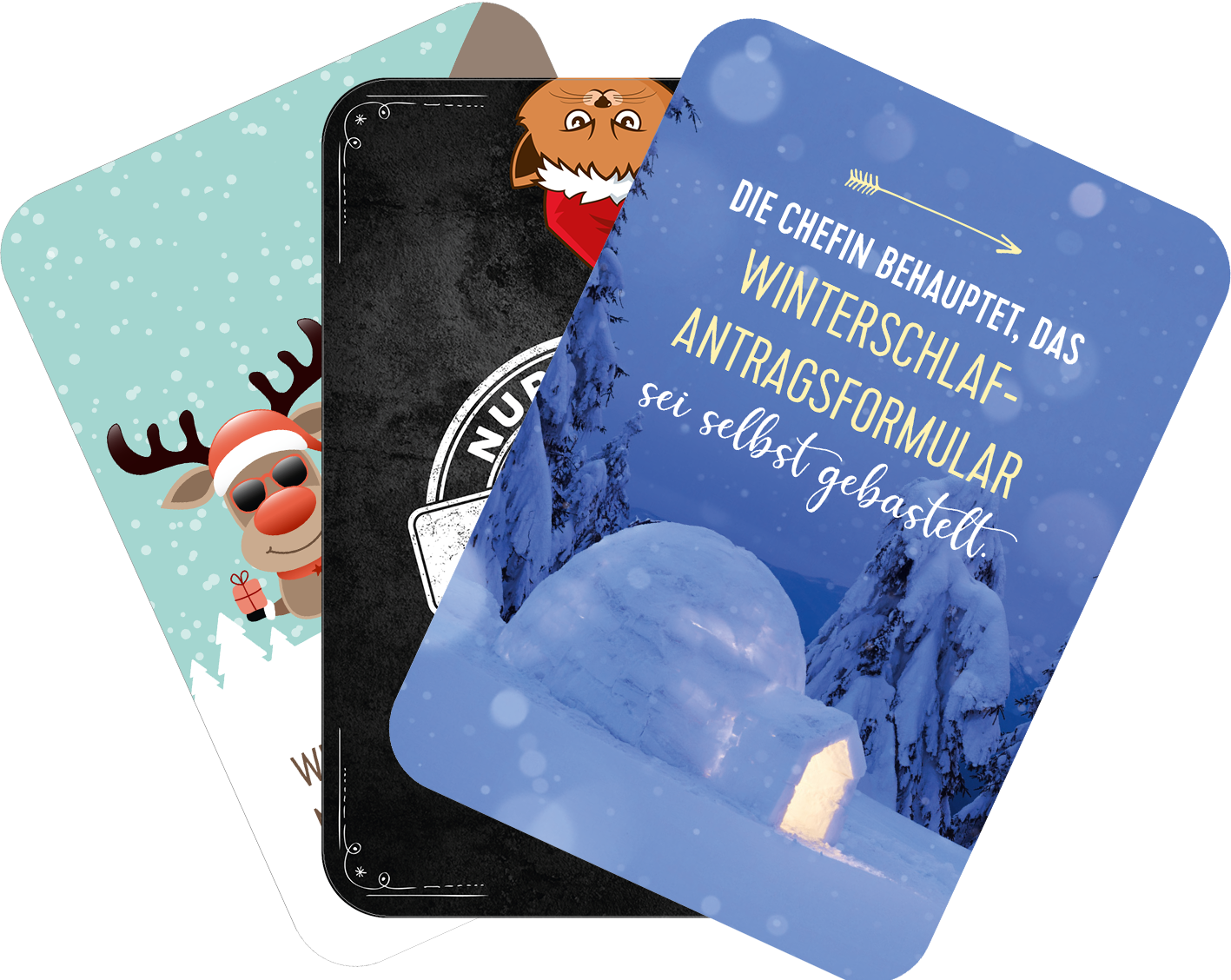 Gezeigt wird eine Innen- oder Zusatzansicht von „Advent, Advent, die Stimmung brennt!“. Die Ansicht präsentiert drei Karten in unterschiedlichen Farben und Motiven. Eine Karte mit einem Rentier auf hellblauem Hintergrund, eine schwarze Karte mit einem zentralen Logo und eine weitere in Blau mit einem winterlichen Szenario, die den Text „DIE CHEFIN BEHAUPTET, DAS WINTERSCHLAF-ANTRAGSFORMULAR sei selbst gebastelt.“ in großer, weißer Schrift zeigt. Die typografische Gestaltung ist...