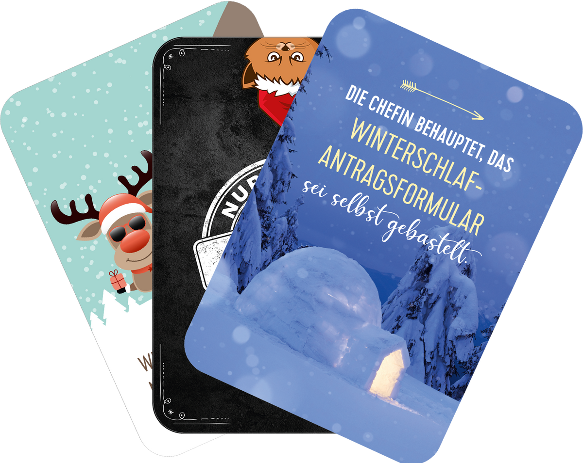 Gezeigt wird eine Innen- oder Zusatzansicht von „Advent, Advent, die Stimmung brennt!“. Die Ansicht präsentiert drei Karten in unterschiedlichen Farben und Motiven. Eine Karte mit einem Rentier auf hellblauem Hintergrund, eine schwarze Karte mit einem zentralen Logo und eine weitere in Blau mit einem winterlichen Szenario, die den Text „DIE CHEFIN BEHAUPTET, DAS WINTERSCHLAF-ANTRAGSFORMULAR sei selbst gebastelt.“ in großer, weißer Schrift zeigt. Die typografische Gestaltung ist...