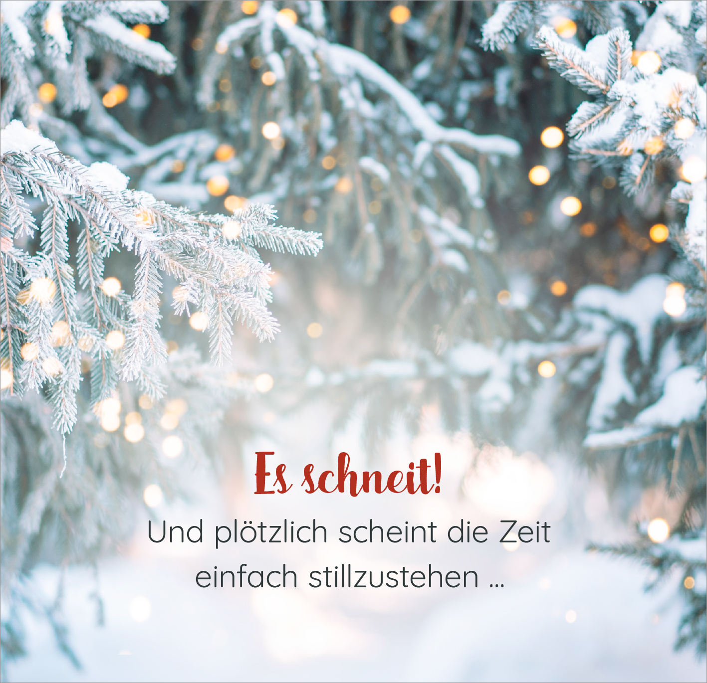 Gezeigt wird eine Innen- oder Zusatzansicht von „Wenn es draußen schneit …“. Der Text „Es schneit!“ ist in einer verspielten, roten Schriftart oben platziert, während der darunterstehende Satz in einer eleganten, dunkleren Schrift gehalten ist. Der Hintergrund zeigt sanfte Farben mit Schneeflocken und einer verwischten, winterlichen Landschaft, die von grünen Tannenzweigen und warmen Lichtern umrahmt wird.