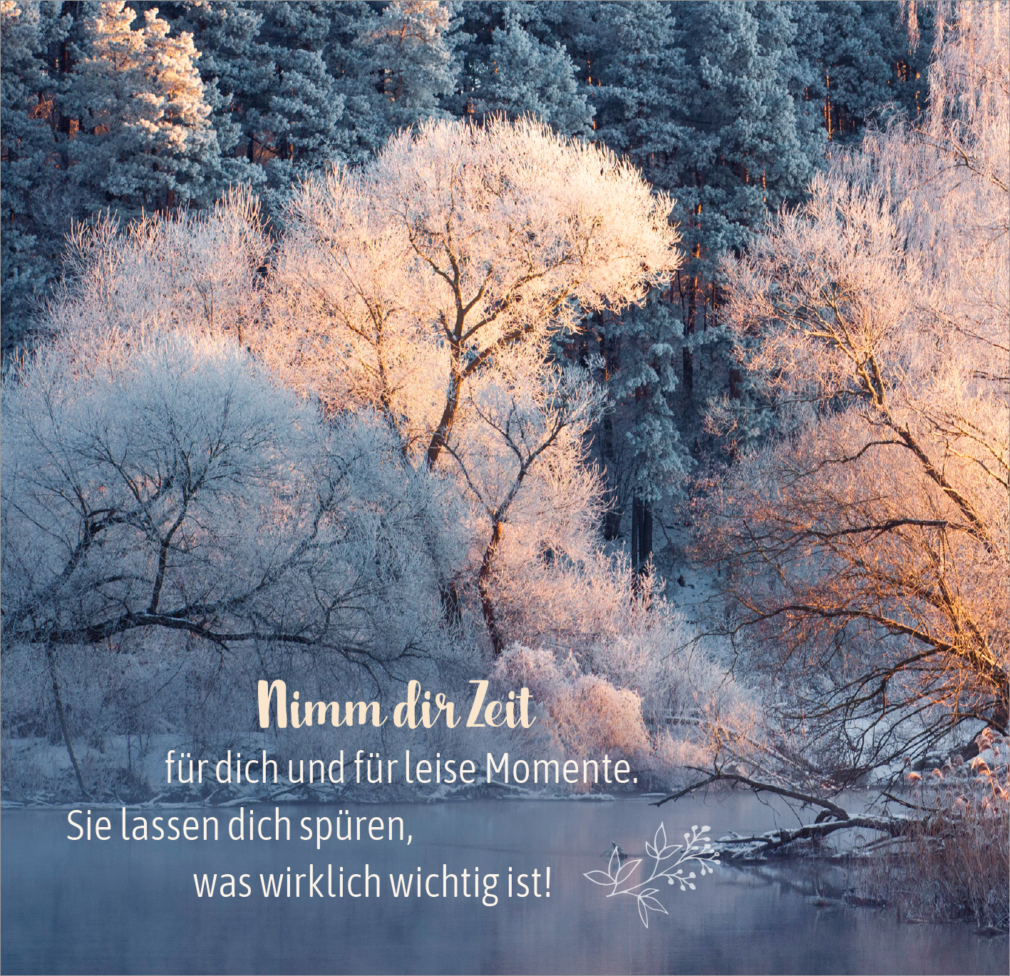 Gezeigt wird eine Innen- oder Zusatzansicht von „Wenn es draußen schneit …“. Die Illustration zeigt eine winterliche Landschaft mit schneebedeckten Bäumen in sanften Pastellfarben, überwiegend in Blau und Rosatönen. Am unteren Bildrand befindet sich eine dekorative Schrift mit der Aufschrift „Nimm dir Zeit“ in einer verspielten, handgeschriebenen Typografie. Darunter stehen in klarer, eleganter Schrift die Zeilen „für dich und für leise Momente. Sie lassen dich spüren, was...