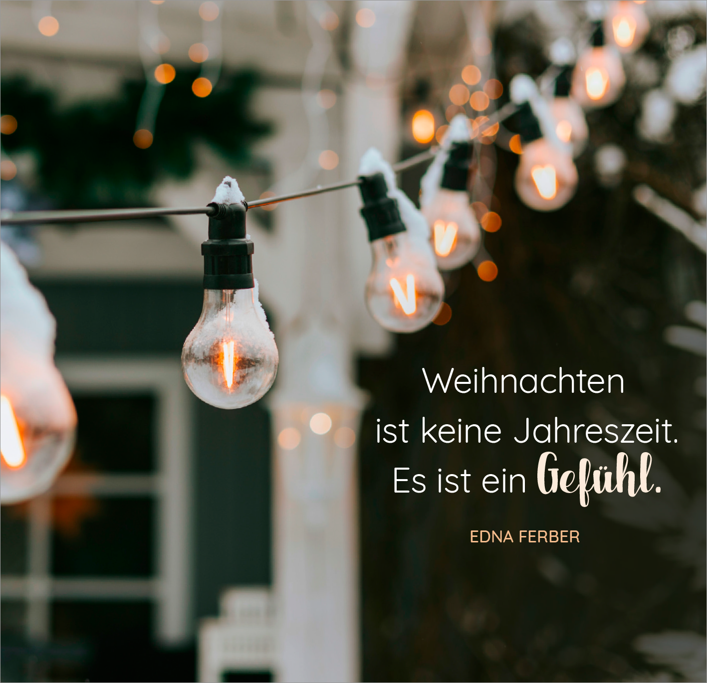 Gezeigt wird eine Innen- oder Zusatzansicht von „Wenn es draußen schneit …“. Der Text „Weihnachten ist keine Jahreszeit. Es ist ein Gefühl.“ ist in einer eleganten, modernen Typografie gehalten, wobei das Wort „Gefühl“ hervorgehoben wird. Die Farben sind warm und einladend, mit sanften Brauntönen und einem hellen Hintergrund. Im Hintergrund sind festliche Lichterketten in sanften Gold- und Orangetönen zu sehen, die eine gemütliche Atmosphäre schaffen.