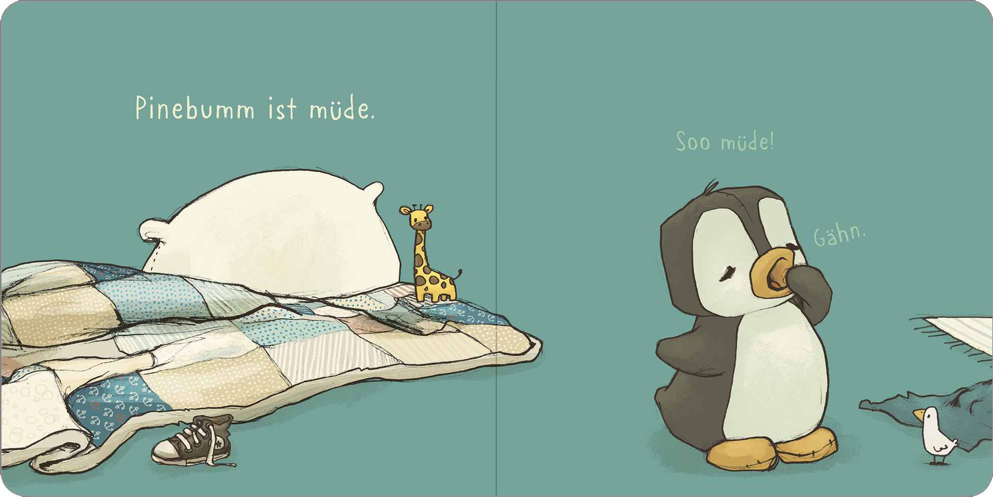 Gezeigt wird eine Innenansicht von „Pinebumm ist müde“. Die Seite zeigt einen ruhigen, pastellgrünen Hintergrund. Auf der linken Seite liegt eine weißes Kissen, umgeben von einer bunten Patchwork-Decke und einem kleinen Giraffenstofftier. Rechts steht ein niedlicher Pinguin, der eine müde Pose einnimmt. Die Schrift ist kindgerecht und in einer weichen, runden Typografie gehalten, mit den Texten „Pinebumm ist müde“ und „Soo müde! Gähn.“ in hellen Farben.