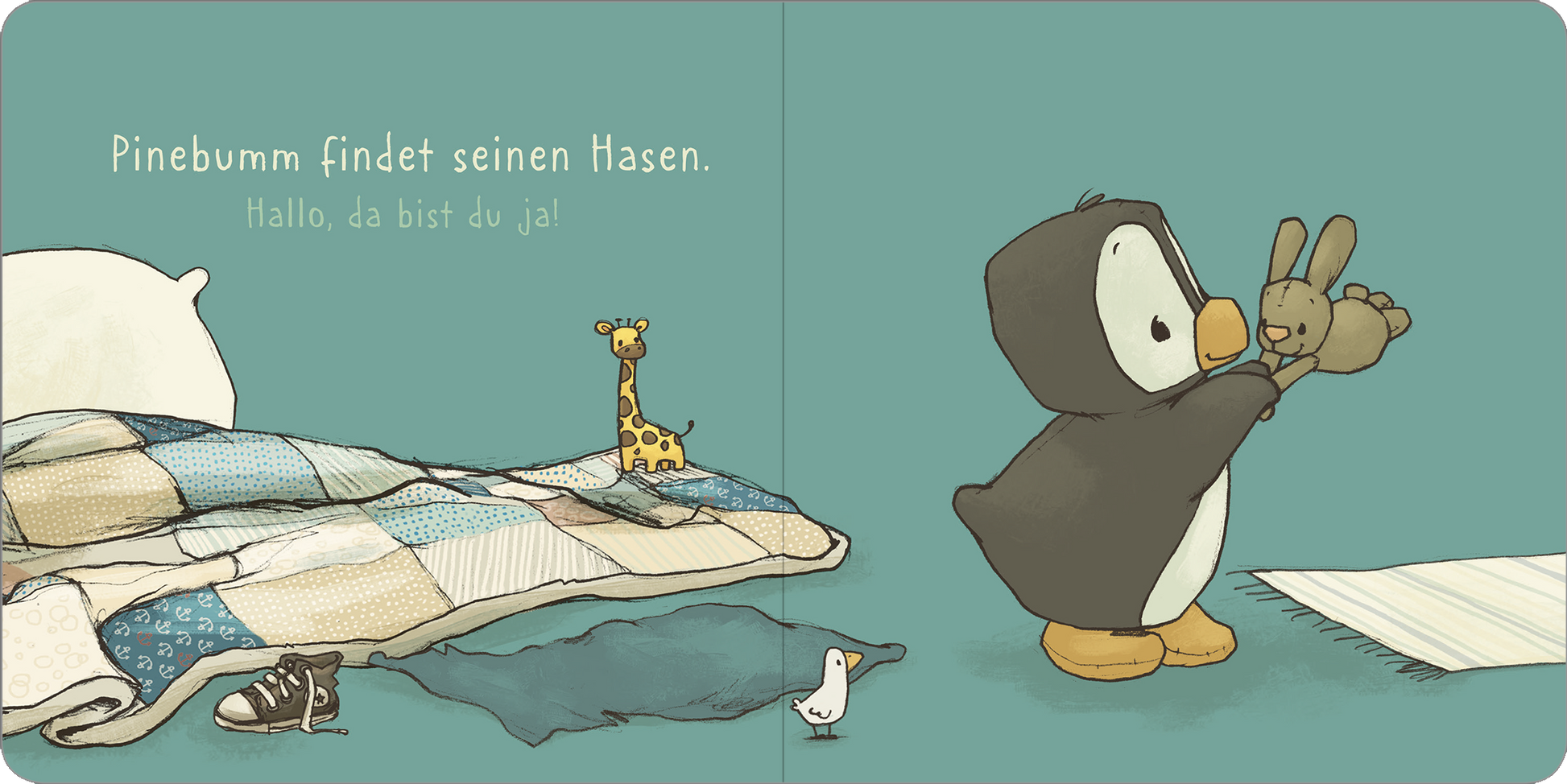 Gezeigt wird eine Innenansicht von „Pinebumm ist müde“. Die Illustration zeigt auf der rechten Seite den Pinguin ,Pinebumm', der einen Hasen umherschwingt. Im Hintergrund sind ein Bett mit buntem, patchworkartigem Überwurf und eine kleine Giraffe sichtbar. Die Farben sind sanft und überwiegend in Blau- und Erdtönen gehalten. Über dem Bild steht der Text „Pinebumm findet seinen Hasen. Hallo, da bist du ja!“, in einer kinderfreundlichen, verspielten Schriftart.