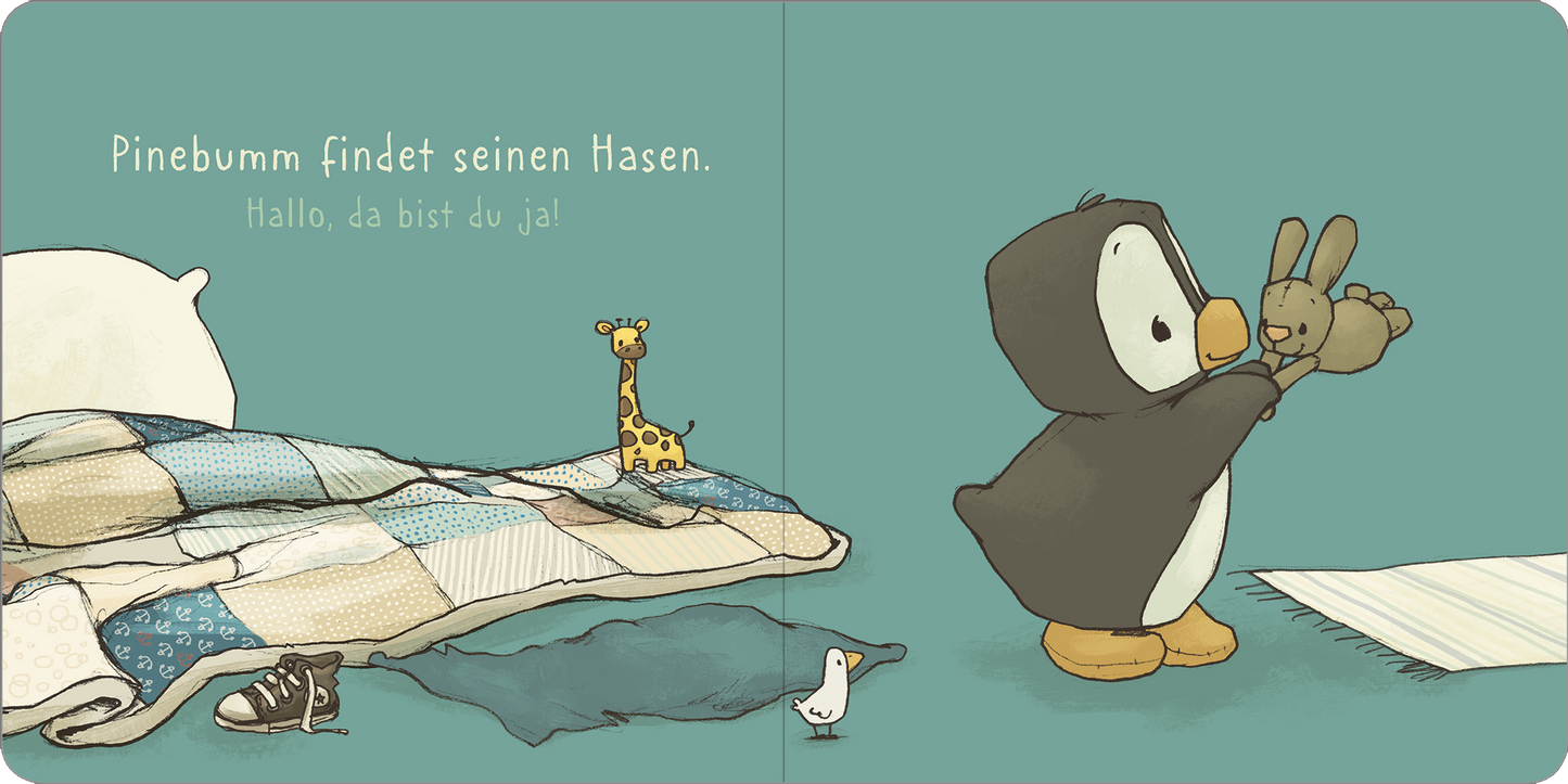 Gezeigt wird eine Innenansicht von „Pinebumm ist müde“. Die Illustration zeigt auf der rechten Seite den Pinguin ,Pinebumm', der einen Hasen umherschwingt. Im Hintergrund sind ein Bett mit buntem, patchworkartigem Überwurf und eine kleine Giraffe sichtbar. Die Farben sind sanft und überwiegend in Blau- und Erdtönen gehalten. Über dem Bild steht der Text „Pinebumm findet seinen Hasen. Hallo, da bist du ja!“, in einer kinderfreundlichen, verspielten Schriftart.