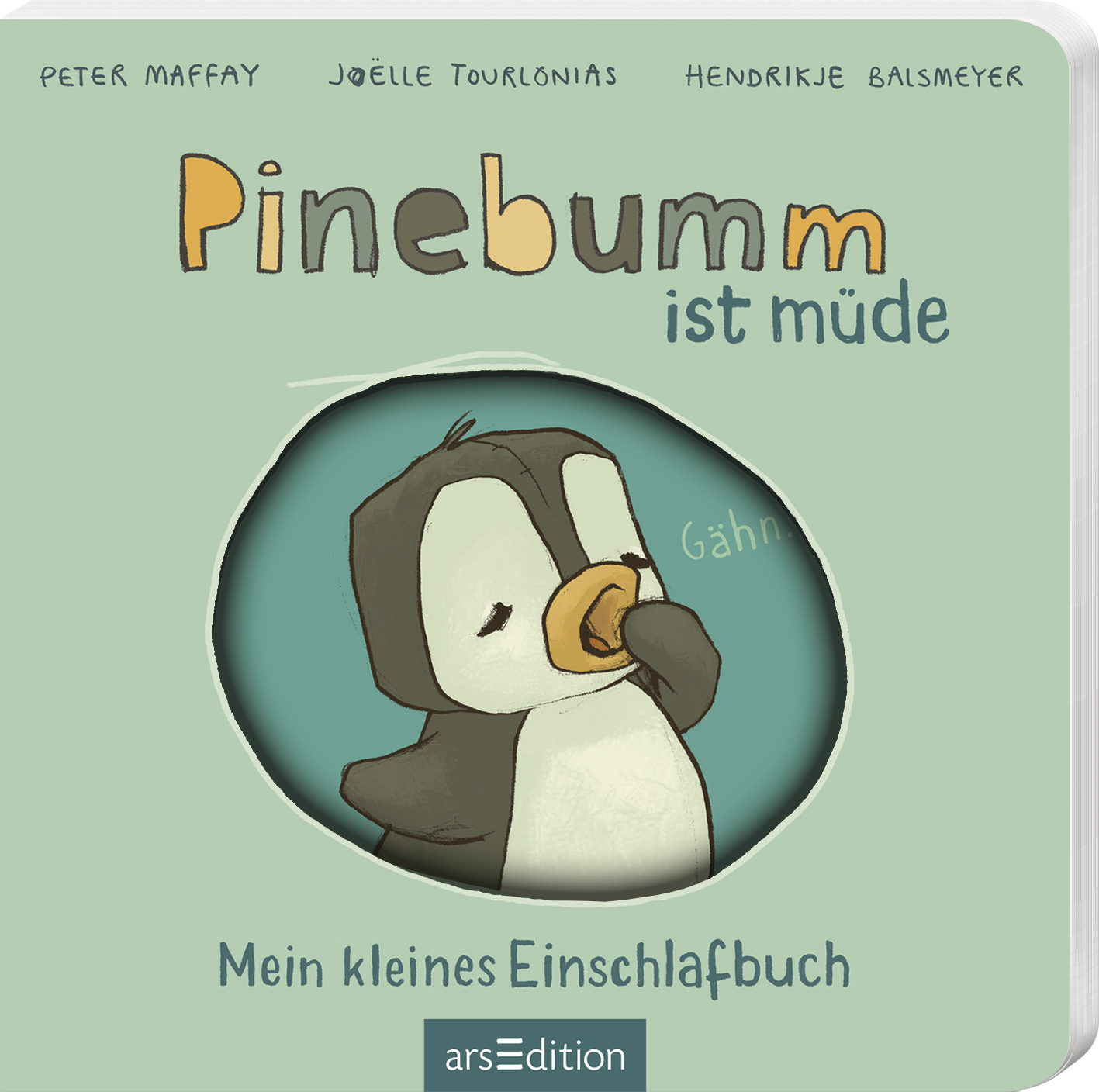 Das Buchcover zeigt einen niedlichen, schlafenden Pinguin der gähnt, in sanften Farben, vor einem hellgrünen Hintergrund. Der Titel „Pinebumm ist müde“ steht in einer verspielten, großen Schrift in Blau und Gelb. Darüber sind die Namen der Autoren Peter Maffay, Joëlle Tourlonias und Hendrike Balsmeyer in kleinerer, durchgängiger Schrift angeordnet. Ganz unten mittig steht der Logoschriftzug von arsEdition.