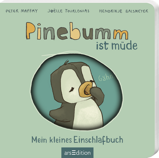 Das Buchcover zeigt einen niedlichen, schlafenden Pinguin der gähnt, in sanften Farben, vor einem hellgrünen Hintergrund. Der Titel „Pinebumm ist müde“ steht in einer verspielten, großen Schrift in Blau und Gelb. Darüber sind die Namen der Autoren Peter Maffay, Joëlle Tourlonias und Hendrike Balsmeyer in kleinerer, durchgängiger Schrift angeordnet. Ganz unten mittig steht der Logoschriftzug von arsEdition.