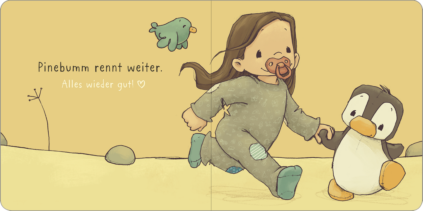 Gezeigt wird eine Innenansicht von „Pinebumm rennt“. Die Illustration zeigt ein Mädchen mit einem Schnuller, das in einem grauen Overall fröhlich läuft, während es eine Flosse ihres Pinguins hält. Im Hintergrund ist ein kleiner Vogel zu sehen. Die Farben sind sanft und warm, mit dominierenden Gelb- und Grautönen. Die verspielte Typografie präsentiert den Text „Pinebumm rennt weiter. Alles wieder gut ❤“ in einem einladenden, kindgerechten Stil.