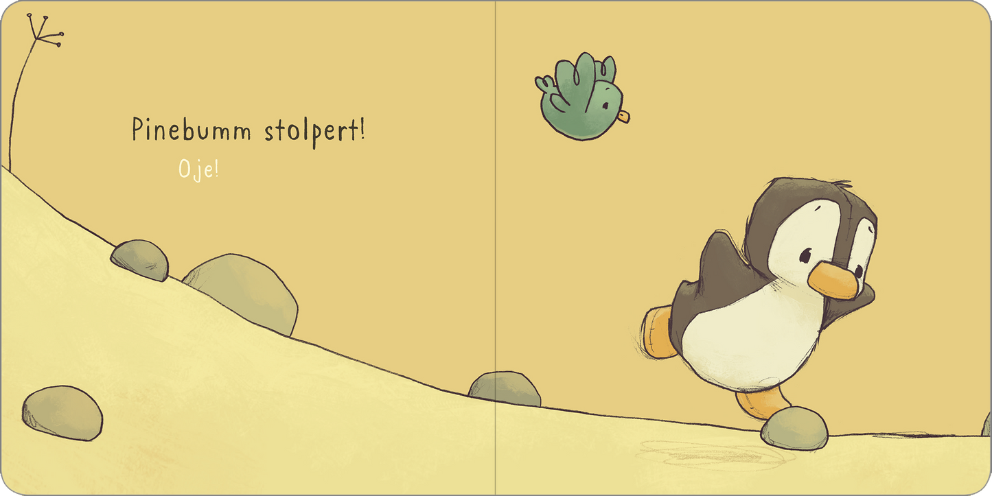 Gezeigt wird eine Innenansicht von „Pinebumm rennt“. Der Hintergrund ist in sanftem Gelb gehalten, was einen Kontrast zu dem Pinguin Pinebumm bildet. Er stolpert über einen grauen Stein und hat einen überraschten Gesichtsausdruck. Oben links steht der Text „Pinebumm stolpert!“ in einer verspielten, handschriftähnlichen Schrift. Ein kleiner, grüner Vogel fliegt darüber. Der Gesamteindruck ist freundlich und kinderlieb, ideal für junge Leser.