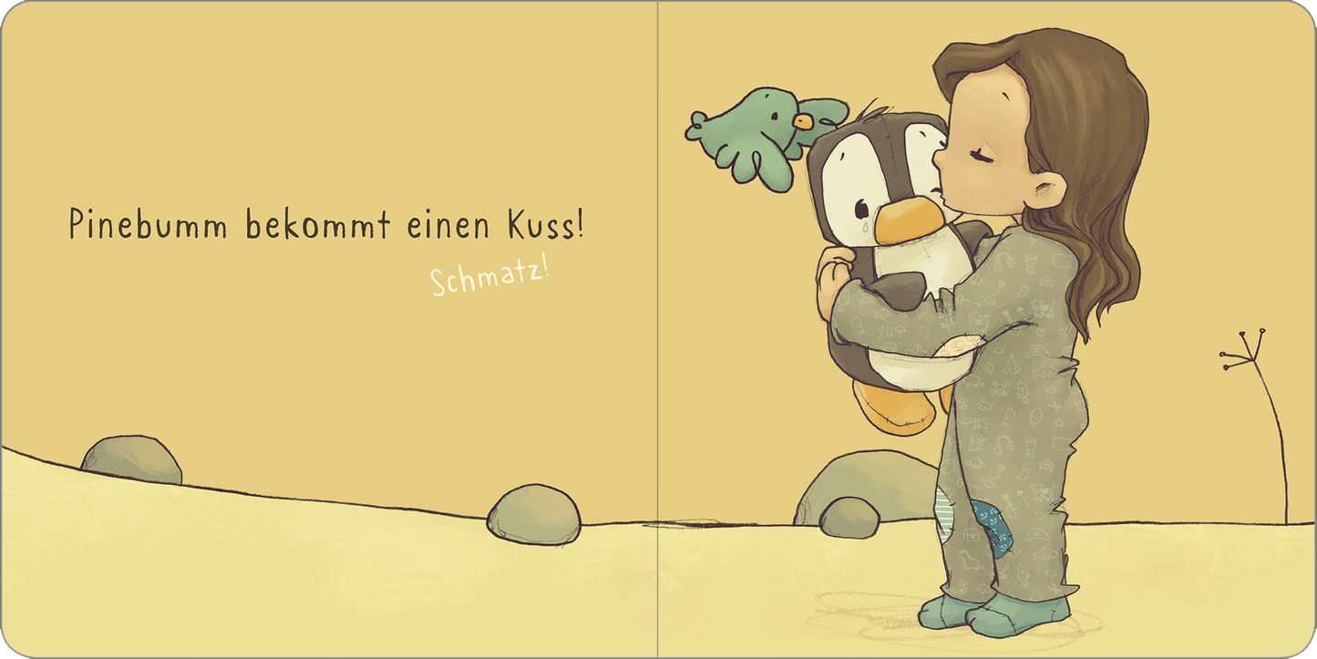 Gezeigt wird eine Innenansicht von „Pinebumm rennt“. Auf einem sanft gelben Hintergrund steht ein Mädchen in einem grauen Schlafanzug und umarmt einen weinenden Pinguin. Über ihnen fliegt ein kleiner, grüner Vogel. Links steht der Text „Pinebumm bekommt einen Kuss!“ in verspielter, grober Schrift. Darunter ist das Wort „Schmatz!“ in einer lebhaften Typografie platziert, was die herzliche Szene betont. Die Illustration strahlt Wärme und Zuneigung aus.