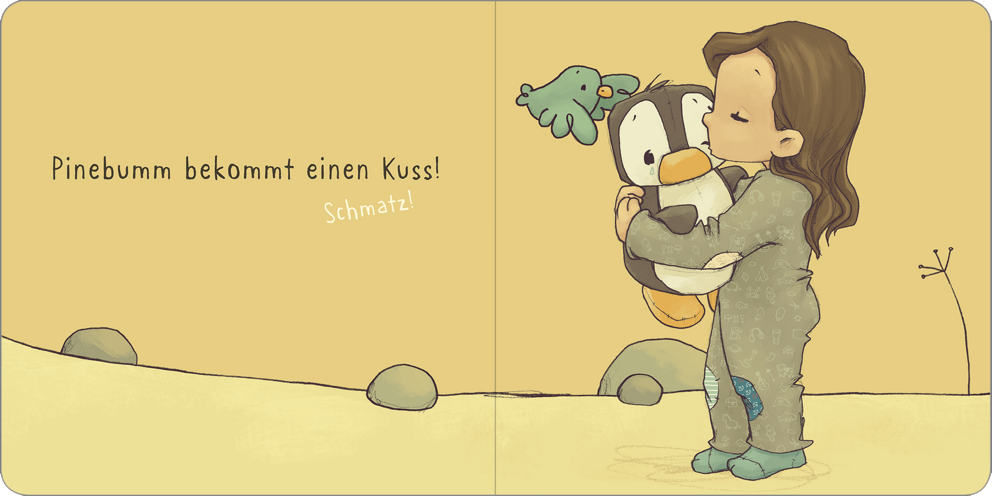 Gezeigt wird eine Innenansicht von „Pinebumm rennt“. Auf einem sanft gelben Hintergrund steht ein Mädchen in einem grauen Schlafanzug und umarmt einen weinenden Pinguin. Über ihnen fliegt ein kleiner, grüner Vogel. Links steht der Text „Pinebumm bekommt einen Kuss!“ in verspielter, grober Schrift. Darunter ist das Wort „Schmatz!“ in einer lebhaften Typografie platziert, was die herzliche Szene betont. Die Illustration strahlt Wärme und Zuneigung aus.