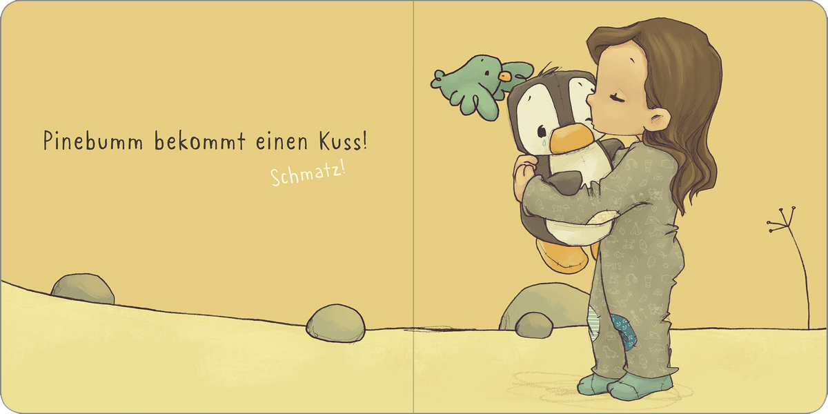 Gezeigt wird eine Innenansicht von „Pinebumm rennt“. Auf einem sanft gelben Hintergrund steht ein Mädchen in einem grauen Schlafanzug und umarmt einen weinenden Pinguin. Über ihnen fliegt ein kleiner, grüner Vogel. Links steht der Text „Pinebumm bekommt einen Kuss!“ in verspielter, grober Schrift. Darunter ist das Wort „Schmatz!“ in einer lebhaften Typografie platziert, was die herzliche Szene betont. Die Illustration strahlt Wärme und Zuneigung aus.