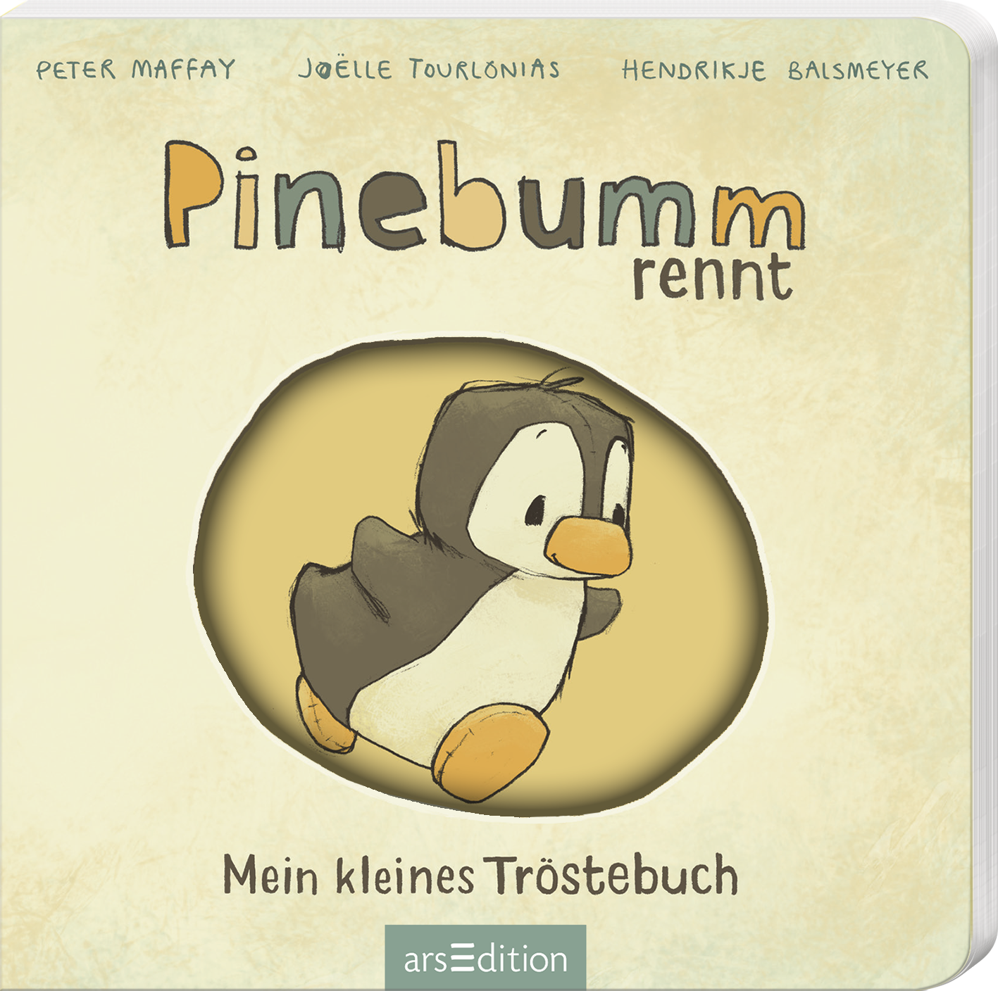 Das Buchcover zeigt einen niedlichen Pinguin, der fröhlich rennt. Der Hintergrund ist in sanften Gelbtönen gehalten, während der Pinguin überwiegend in Schwarz, Weiß und Orange gestaltet ist. Der Titel „Pinebumm rennt“ ist in spielerischer Schrift gesetzt. Darunter steht der Untertitel „Mein kleines Tröstebuch“ in einfacher, gut lesbarer Typografie. Ganz oben befinden sich die Urhebernamen: Peter Maffay, Joëlle Tourlonias und Hendrikje Balsmeyer. Ganz unten mittig steht der...