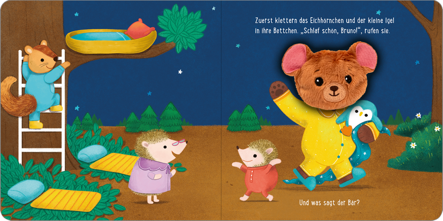 Gezeigt wird eine Innen- oder Zusatzansicht von „Meine sprechende Fingerpuppe: Was sagt der Bär?“. Die Illustration zeigt eine nächtliche Szenen mit einem Waldhintergrund, in dem ein freundlicher Bär in einem gelben Schlafanzug steht und fröhlich mit zwei anderen Tieren interagiert. Ein Eichhörnchen und ein Igel sind kurz davor, in ihre Betten zu klettern. Die Farben sind warm und einladend, mit dominierenden Grüntönen und einer sanften Nachthimmel-Optik. Die Typografie ist...