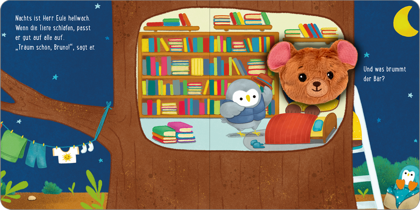 Gezeigt wird eine Innen- oder Zusatzansicht von „Meine sprechende Fingerpuppe: Was sagt der Bär?“. Auf der bunten Illustration ist eine Bücherwand mit bunten Buchrücken in verschiedenen Farben zu sehen. Links sitzt eine graue Eule, die mit einem aufmerksamen Blick die Szene beobachtet. Rechts steht eine ockerfarbene Bärenfigur mit rosa Ohren, die auf einem roten Kissen sitzt. Der Hintergrund ist in warmen Brauntönen gehalten, während der Himmel nachts in Dunkelblau erscheint, ergänzt...