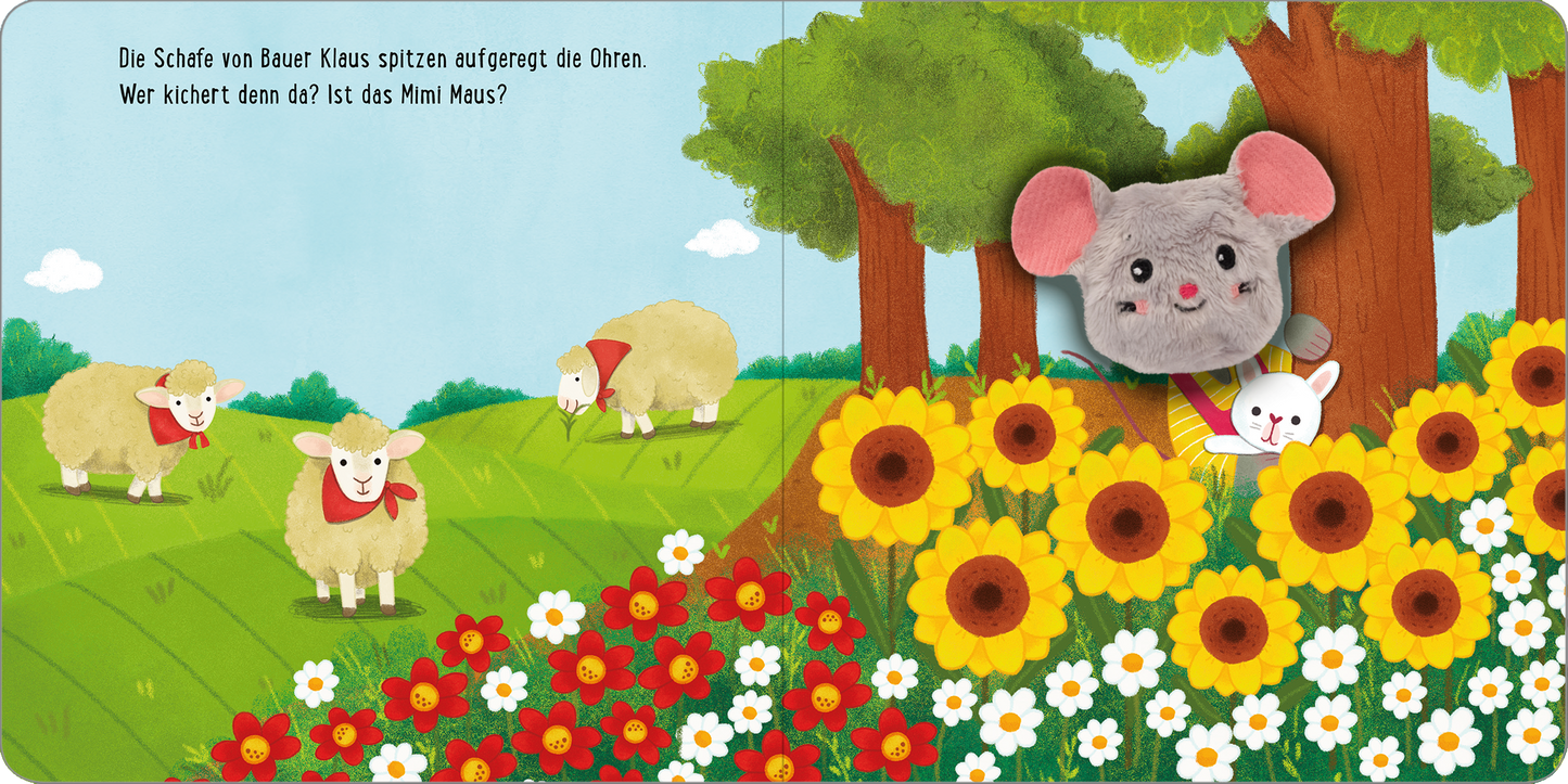 Gezeigt wird eine Innen- oder Zusatzansicht von „Meine sprechende Fingerpuppe: Was sagt die Maus?“. Im Illustrationsstil sind grüne Wiesen mit bunten Sonnenblumen und weißen Gänseblümchen dargestellt. Auf der linken Seite stehen zwei gefütterte Schafe mit roten Halstüchern. Auf der rechten Seite versteckt sich eine grau-rosa Maus zwischen Bäumen. Der Hintergrund ist hellblau mit sanften Wolken. Die Schrift in der oberen linken Ecke ist klar und gut lesbar, mit einem freundlichen,...