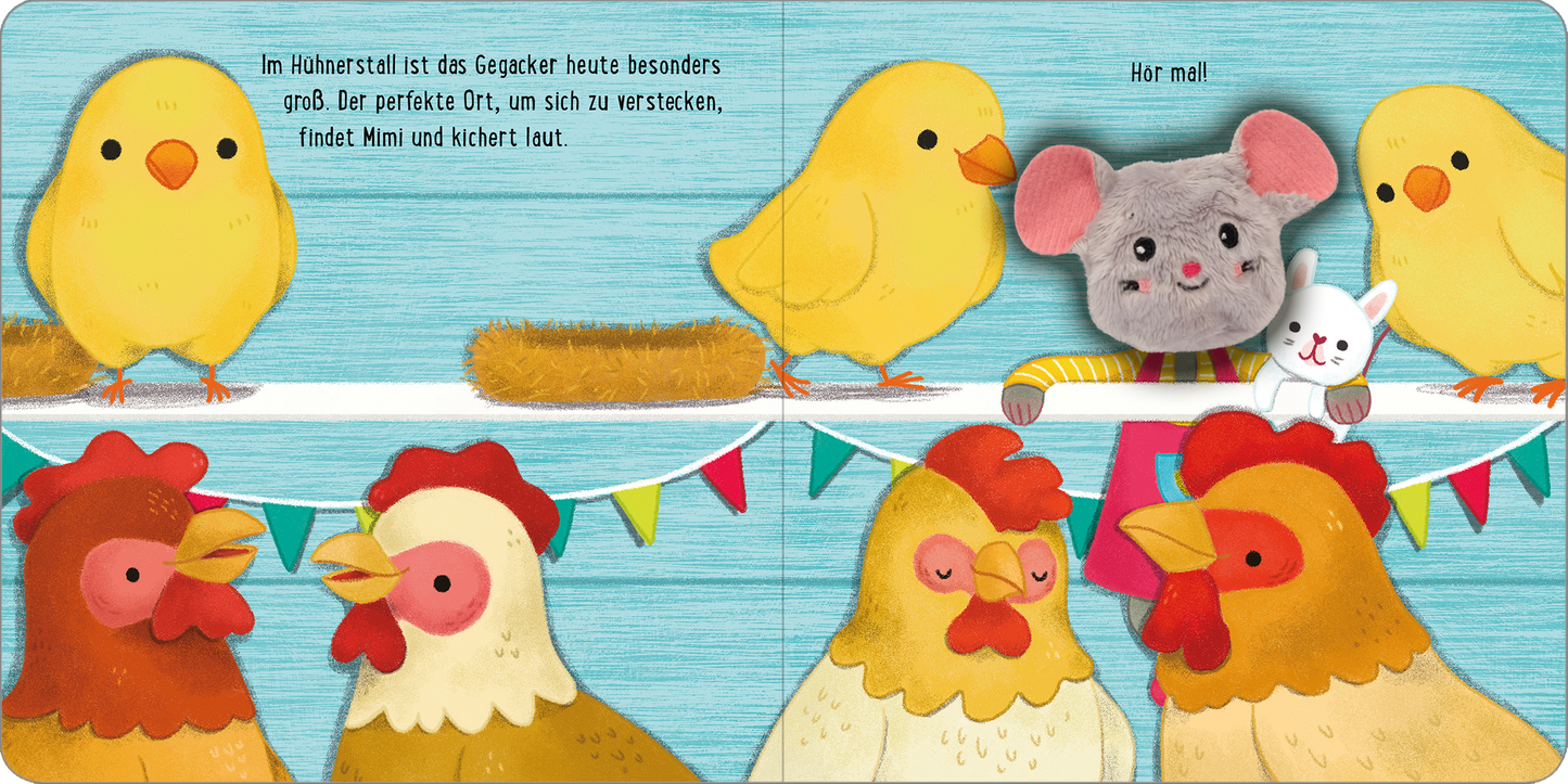 Gezeigt wird eine Innen- oder Zusatzansicht von „Meine sprechende Fingerpuppe: Was sagt die Maus?“. Die Illustration zeigt einen bunten Hühnerstall mit zwei gelben Küken an der oberen Kante und einer lustigen, grauen Maus mit großen Ohren in der Mitte. Dazu gibt es eine Reihe von zwei roten Hühnern mit markanten Schnäbeln und einer bunten Girlande im Hintergrund. Der Text ist in einer kindgerechten, verspielten Schrift gestaltet und vermittelt eine fröhliche, einladende Atmosphäre.
