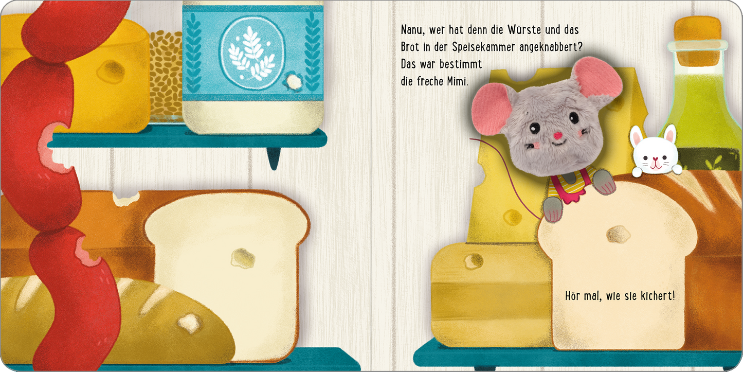 Gezeigt wird eine Innen- oder Zusatzansicht von „Meine sprechende Fingerpuppe: Was sagt die Maus?“. Auf der Doppelseite sind Regale voller Lebensmittel abgebildet, darunter verschiedene Brote und Wurst. Die Farben sind in sanften Gelbtönen, Blau und Rot gehalten. In der Mitte sitzt eine graue Maus mit großen Ohren und einem verspielten Ausdruck. Neben ihr steht ein weißes Kaninchen. Die Schrift ist fröhlich und in einer klaren, gut lesbaren Typografie gestaltet.