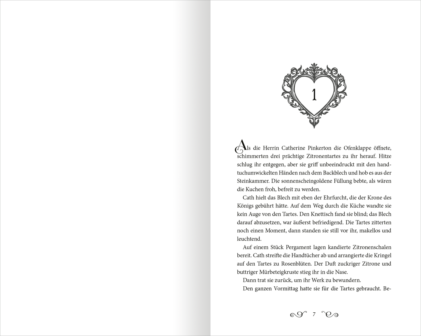 Gezeigt wird eine Innen- oder Zusatzansicht von „Star-Crossed Hearts“. Auf der linken Seite beginnt der Text mit einer eleganten, geschwungenen Typografie, die in Schwarz gehalten ist. Über dem ersten Abschnitt prangt eine kunstvolle Herzgrafik, die von einem schlichten, geschwungenen Rahmen umgeben ist. Die Seite ist hell, mit viel Weißraum, der den Lesefluss unterstützt. Die Schriftgröße ist gut lesbar und der Text verteilt sich gleichmäßig auf der Seite.