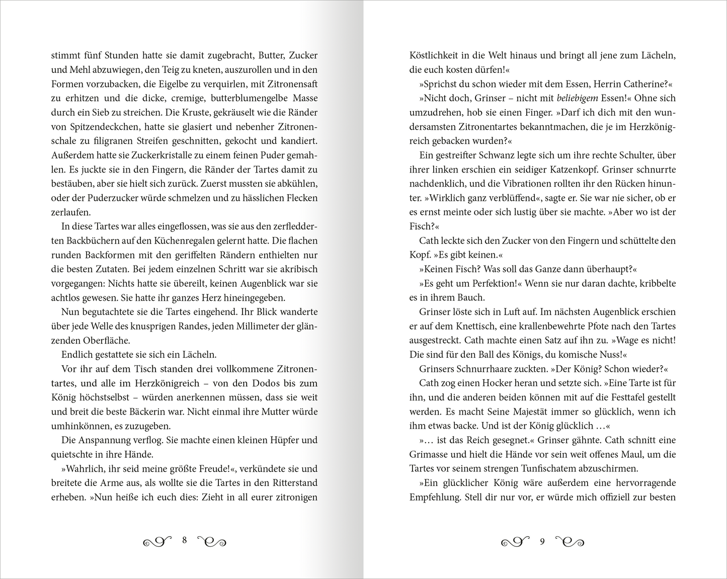 Gezeigt wird eine Innen- oder Zusatzansicht von „Star-Crossed Hearts“. Die Seite zeigt einen Textblock mit einem geschwungenen, romantischen Schriftstil in dunklem, gut lesbarem Schwarz auf hellem Papier. Der Text ist linksbündig angeordnet und durchgehend, ohne Unterbrechungen. Zudem ist der Absatz durch kleinere, feinere Schriftzüge im oberen Bereich ergänzt. Die Grafiken sind dezent, um den Text nicht zu überladen, und die gesamte Gestaltung vermittelt eine einladende, warmherzige...