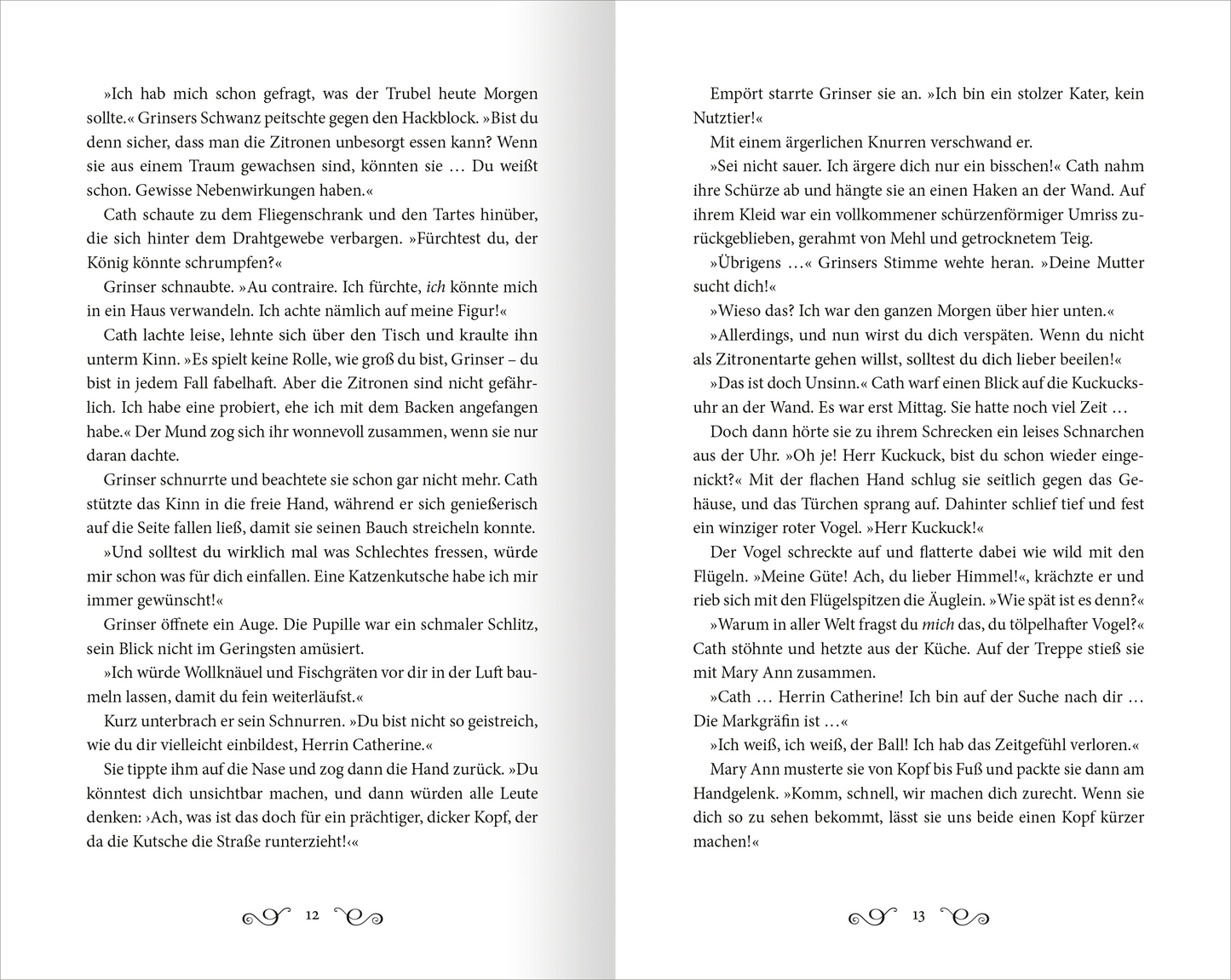 Gezeigt wird eine Innen- oder Zusatzansicht von „Star-Crossed Hearts“. Die Seiten sind im klassischen Layout gestaltet, mit zwei Spalten, die durch einen schmalen Mittelraum getrennt sind. Der Text ist in einer gut lesbaren Serifenschrift in schwarzer Farbe gehalten, die auf einem hellen Hintergrund steht. Zwischen den Absätzen befinden sich klare Abstände, um die Lesbarkeit zu verbessern. Auf der linken Seite ist eine fortlaufende Erzählung zu sehen, die in Dialogform präsentiert wird,...