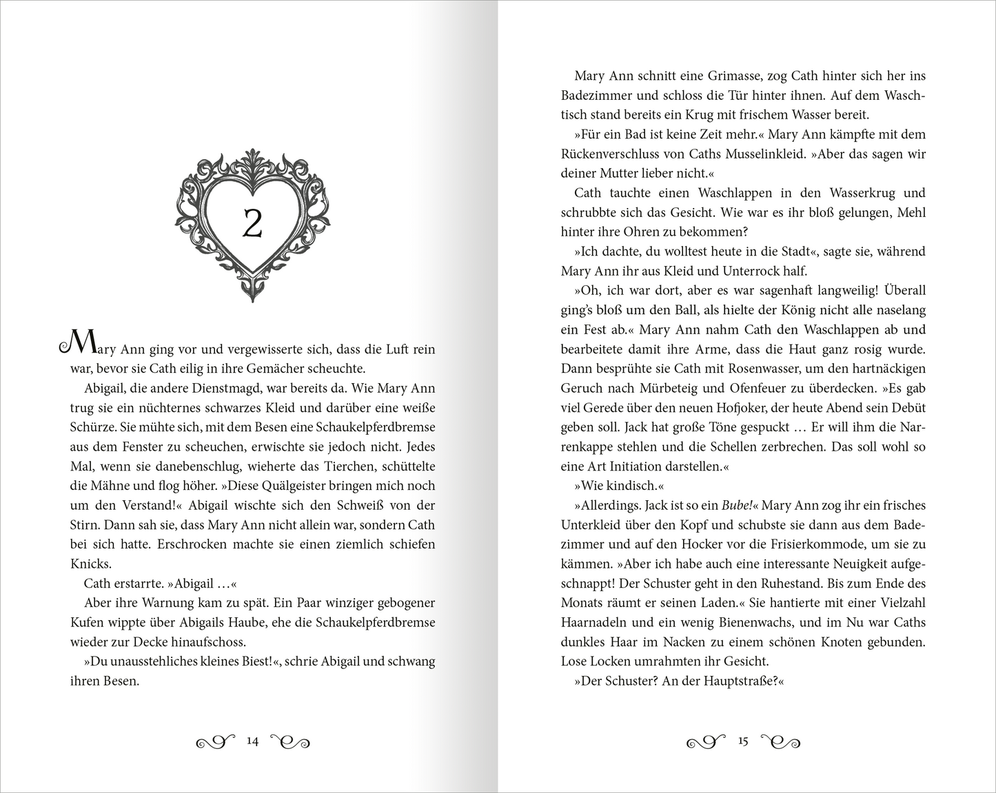 Gezeigt wird eine Innen- oder Zusatzansicht von „Star-Crossed Hearts“. Auf der linken Seite beginnt der Text mit einer eleganten, geschwungenen Typografie, die in Schwarz gehalten ist. Über dem ersten Abschnitt prangt eine kunstvolle Herzgrafik, die von einem schlichten, geschwungenen Rahmen umgeben ist. Die Schriftgröße ist gut lesbar und der Text verteilt sich gleichmäßig auf der Seite.