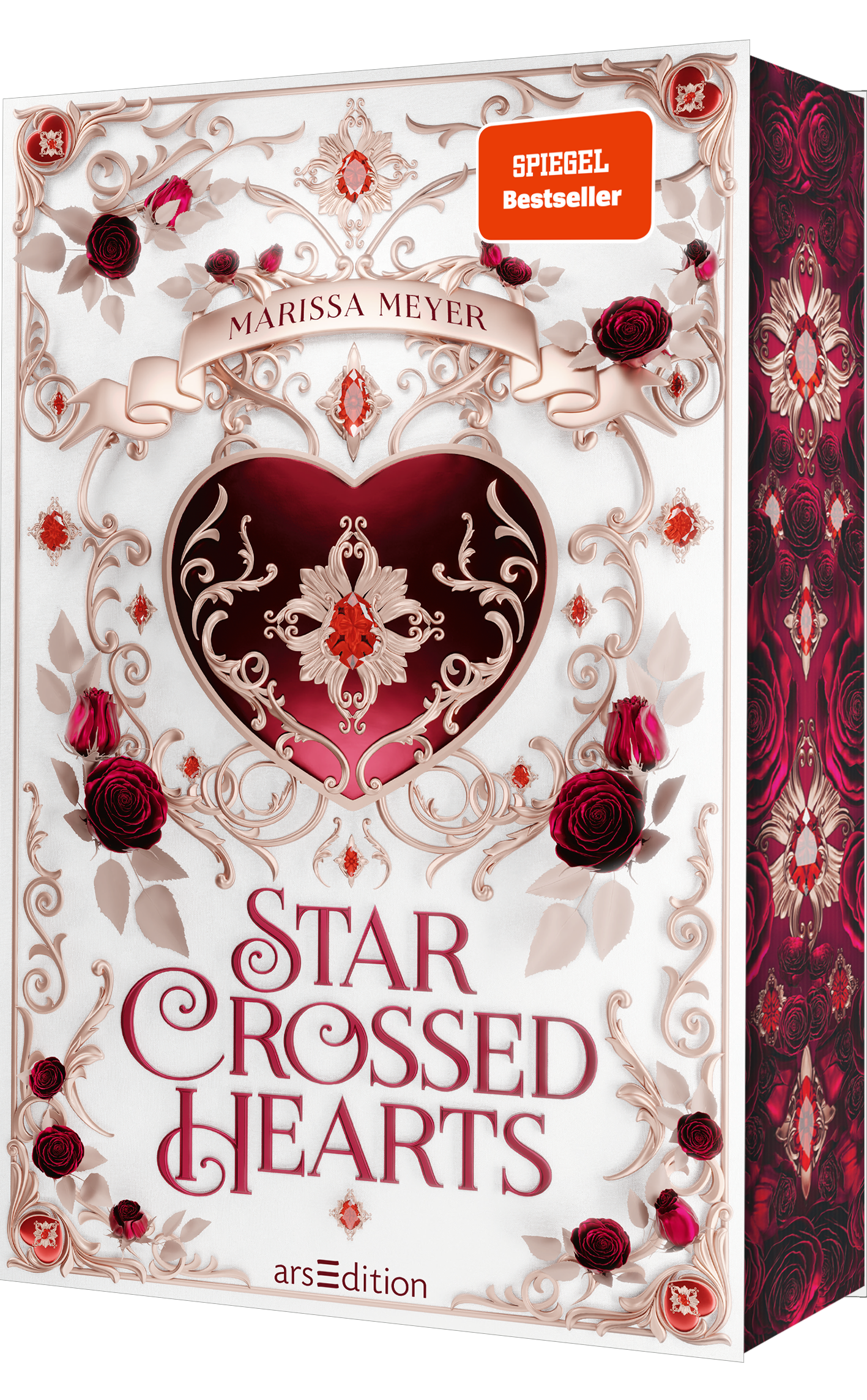 Auf dem Buchcover von „Star Crossed Hearts“ von Marissa Meyer dominiert ein großes, rotes Herz, das von filigranen, goldenen Mustern und floralen Ornamenten umgeben ist. Um das Herz herum sind elegante, dunkelrote und rosafarbene Rosen angeordnet. Der Titel der Geschichte ist in einer verspielten, geschwungenen Schrift in tiefem Rot unterhalb des Herzens platziert. Über dem Herz steht der Name der Autorin in einem schlichten, weißen Banner. Ganz unten mittig steht der Logoschriftzug von...