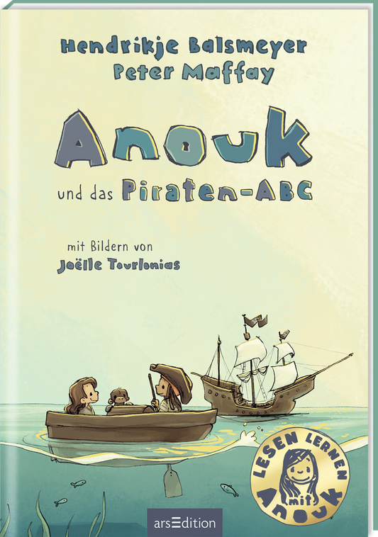 Das Buchcover zeigt eine sanfte Farbpalette in Creme und Blau, auf der ein kleines Boot mit zwei Kindern und einem Piratenschiff im Hintergrund abgebildet ist. Der Titel „Anouk und das Piraten-ABC“ ist in großen, verspielten Buchstaben gestaltet. Oberhalb stehen die Namen der Autoren Hendrikje Balsmeyer und Peter Maffay. Unten links ist der Vermerk „mit Bildern von Joëlle Tourlonias“ zu sehen. Ganz unten mittig steht der Logoschriftzug von arsEdition.