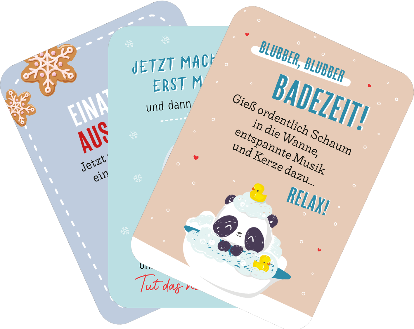 Gezeigt wird eine Innen- oder Zusatzansicht von „EntsPANDA durch den Advent“. Die Abbildung zeigt drei farbige Karten, jede mit unterschiedlichen Designs und Texten. Die linke Karte hat einen hellblauen Hintergrund mit weißer Schrift und einem Schneeflockenmuster sowie einem Lebkuchenmann. Die mittlere Karte ist in sanftem Blau gehalten und enthält den Text „JETZT MACHEN WIR ES RICHTIG“. Die rechte Karte hat einen beigen Hintergrund mit niedlicher, handschriftlicher Schrift und einem...