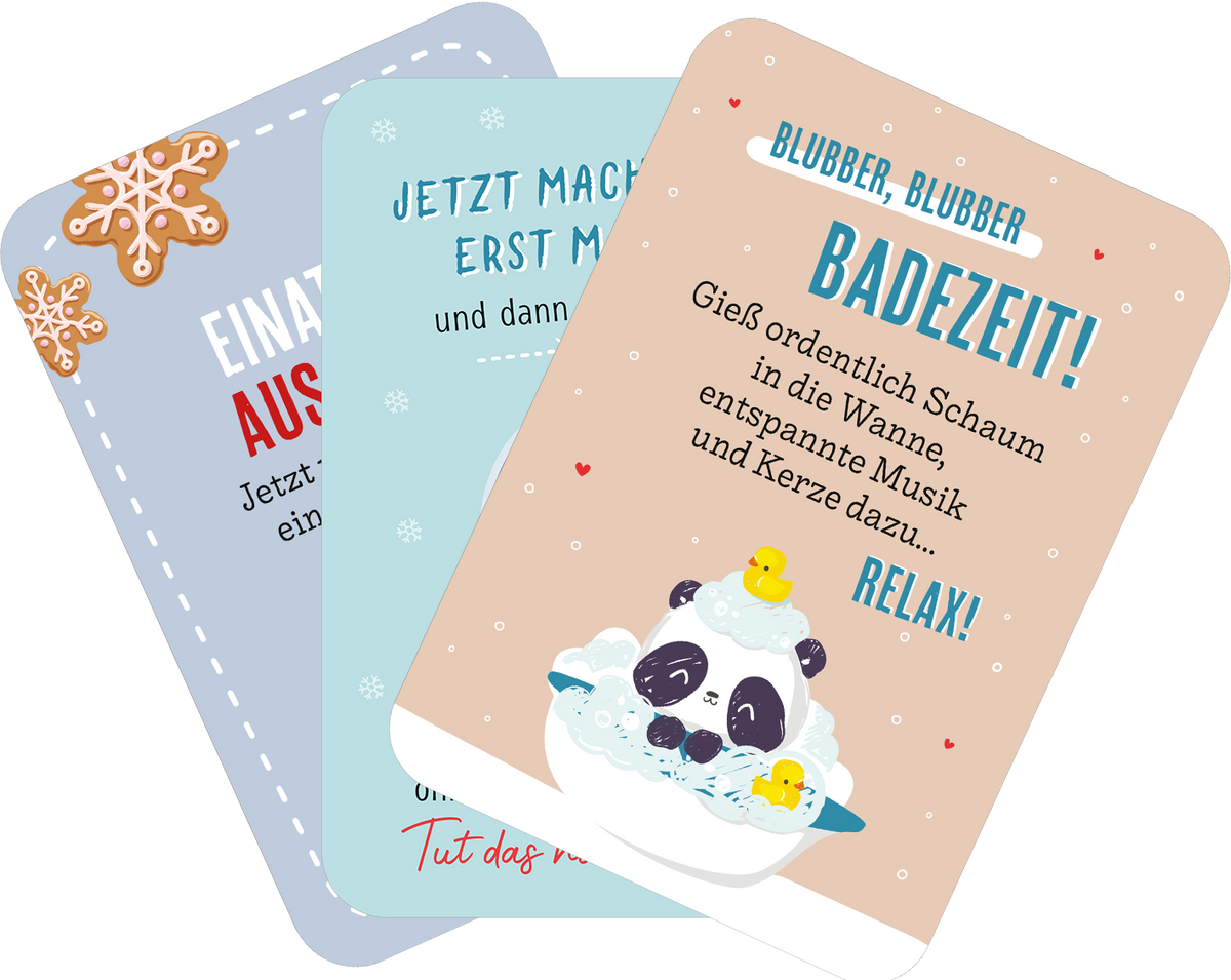 Gezeigt wird eine Innen- oder Zusatzansicht von „EntsPANDA durch den Advent“. Die Abbildung zeigt drei farbige Karten, jede mit unterschiedlichen Designs und Texten. Die linke Karte hat einen hellblauen Hintergrund mit weißer Schrift und einem Schneeflockenmuster sowie einem Lebkuchenmann. Die mittlere Karte ist in sanftem Blau gehalten und enthält den Text „JETZT MACHEN WIR ES RICHTIG“. Die rechte Karte hat einen beigen Hintergrund mit niedlicher, handschriftlicher Schrift und einem...