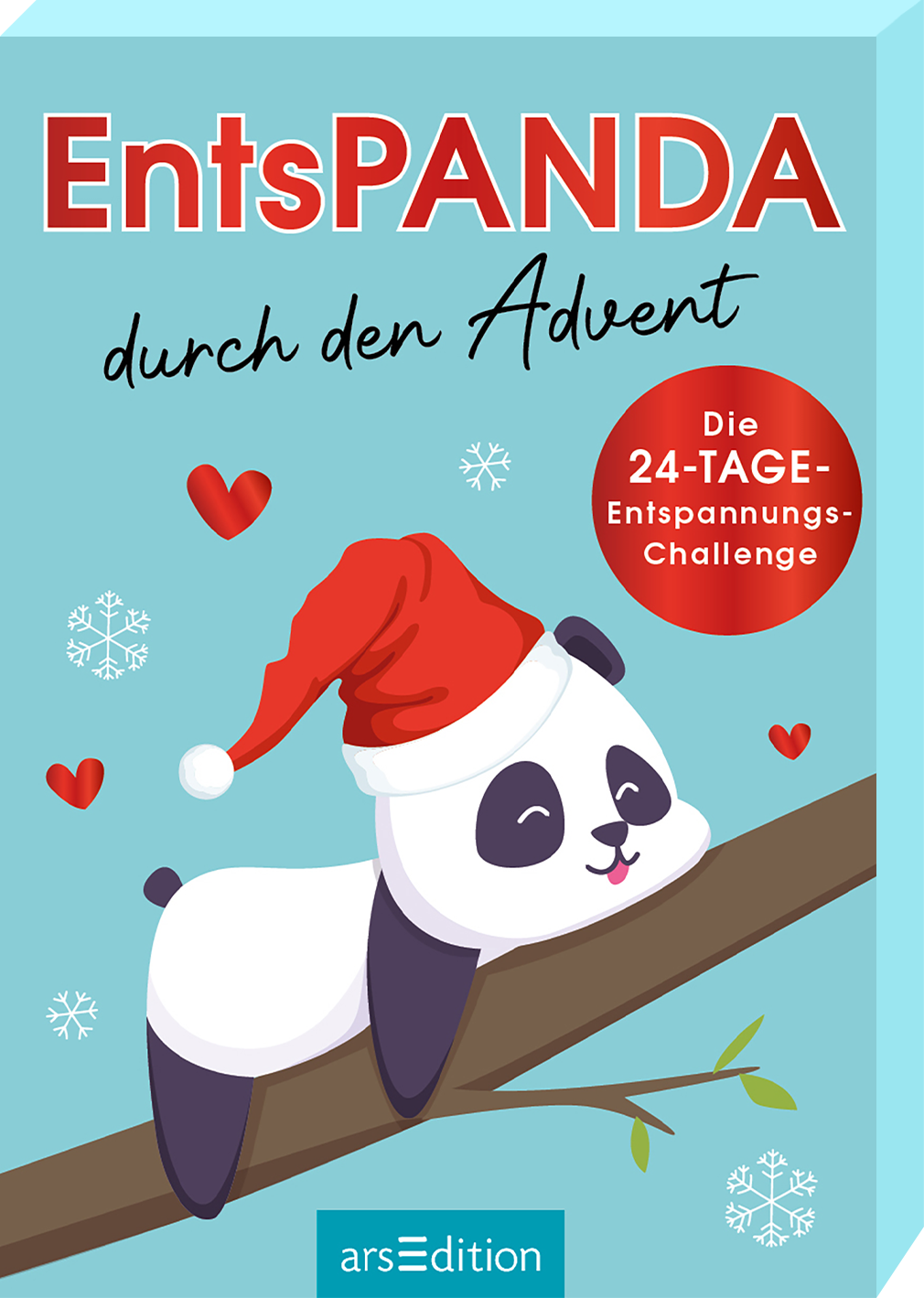 Das Buchcover zeigt einen niedlichen Panda im Weihnachtsmannhut, der entspannt auf einem Ast sitzt. Der Hintergrund ist in einem sanften Himmelblau gehalten, während kleine, weiße Schneeflocken und rote Herzen verstreut sind. Der Titel „EntsPANDA durch den Advent“ ist in auffälliger, verspielter Typografie in Schwarz und Rot gestaltet. Oben rechts befindet sich ein rotes Kreis-Label mit dem Text: „Die 24-TAGE-Entspannungs-Challenge“. Ganz unten mittig steht der Logoschriftzug von...