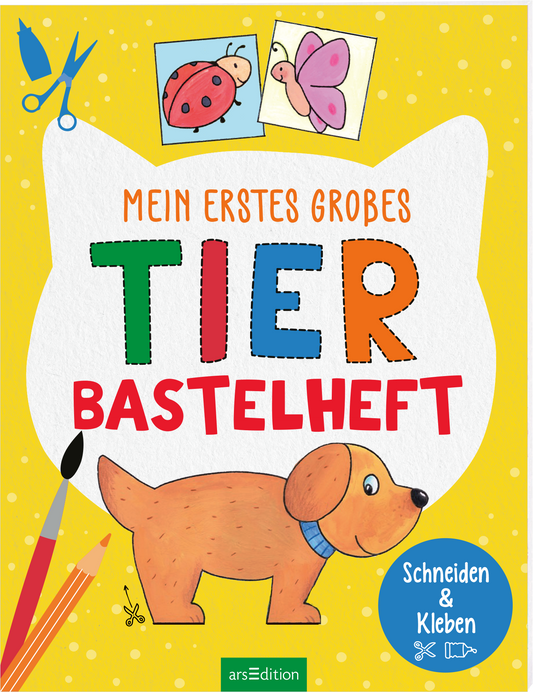 Das Buchcover zeigt einen freundlichen, cartoonhaften Hund in warmen Brauntönen, umgeben von bunten Bastelmaterialien wie Scheren und Buntstiften. Der Titel „Mein erstes großes Tier-Bastelheft“ ist in auffälligen, bunten Buchstaben gestaltet, die einladend wirken. Oben sind zwei Illustrationen von Käfern und einer Schmetterlings zu sehen. Unten rechts befindet sich der Hinweis „Schneiden & Kleben“. Ganz unten mittig steht der Logoschriftzug von arsEdition.