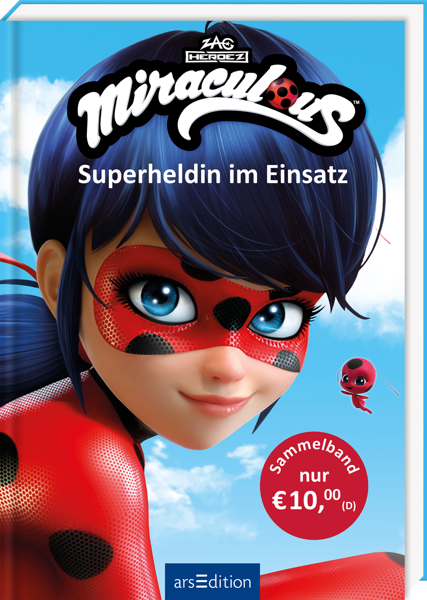 Das Buchcover zeigt eine junge Superheldin mit langem, blauen Haar und einem rot-schwarzen, gepunkteten Kostüm. Sie schaut freundlich und entschlossen. Oben ist der Titel „Miraculous“ in verspielter Typografie platziert, darunter steht „Superheldin im Einsatz“. Auf der unteren rechten Ecke befindet sich der Preis „Sammelband nur €10,00 (D)“ in einer auffälligen, runden Box. Ganz unten mittig steht der Logoschriftzug von arsEdition.