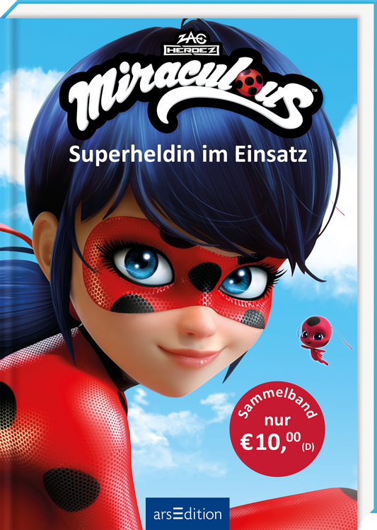 Das Buchcover zeigt eine junge Superheldin mit langem, blauen Haar und einem rot-schwarzen, gepunkteten Kostüm. Sie schaut freundlich und entschlossen. Oben ist der Titel „Miraculous“ in verspielter Typografie platziert, darunter steht „Superheldin im Einsatz“. Auf der unteren rechten Ecke befindet sich der Preis „Sammelband nur €10,00 (D)“ in einer auffälligen, runden Box. Ganz unten mittig steht der Logoschriftzug von arsEdition.
