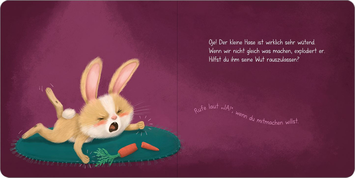 Gezeigt wird eine Innen- oder Zusatzansicht von „Kleiner Hase, große Wut!“. Die Illustration zeigt einen wütenden kleinen Hasen auf einem grünen Teppich, der frustriert mit seinen Ohren wackelt. Im Hintergrund dominiert ein kräftiges Lila, das die Emotionen verstärkt. Neben dem Hasen liegen zwei Karotten, und auf der rechten Seite steht in verspielter, klarer Schrift der Text: „Rufe laut ‚JA!’, wenn du mitmachen willst.“ Die Farben sind lebendig und ansprechend.