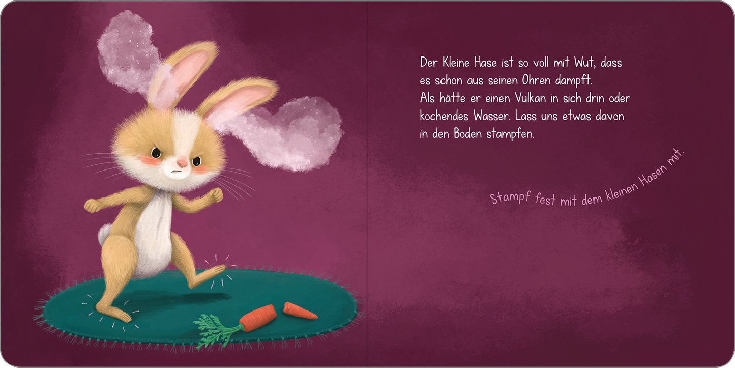 Gezeigt wird eine Innen- oder Zusatzansicht von „Kleiner Hase, große Wut!“. Die Illustration zeigt einen niedlichen, braun-weißen Hasen mit großen Ohren, der auf einem grünen Teppich steht. Um ihn herum liegen einige Karotten. Der Hintergrund ist in einem sanften Lila gehalten. Der Text ist in klarer, moderner Schriftart ausgeführt und ergänzt die lebendige Szene, die die Wut des kleinen Hasen zum Ausdruck bringt.