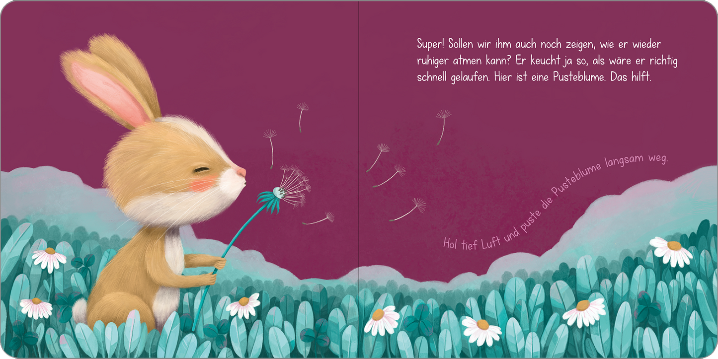 Gezeigt wird eine Innen- oder Zusatzansicht von „Kleiner Hase, große Wut!“. Die Illustration zeigt einen niedlichen, braunen Hasen, der konzentriert an einem Löwenzahn pustet. Der Hintergrund ist in sanften lila und grünen Tönen gehalten, während im Vordergrund helle, weiße Margeriten in einem grünen Wiesenfeld blühen. Die Schrift ist in einer verspielten, gut lesbaren Typografie gehalten und hebt die Gedanken des Hasen hervor.