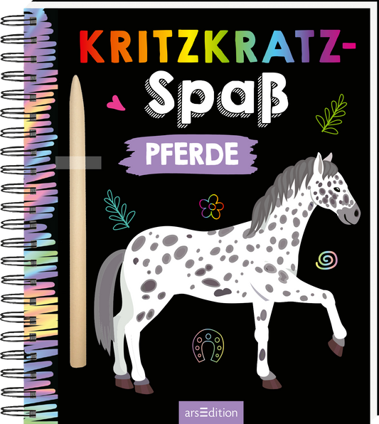 Das Buchcover zeigt ein buntes, kinderfreundliches Design auf schwarzem Hintergrund. Oben steht in großen, bunten Buchstaben „Kritzkratz-Spaß“, gefolgt von „PFERDE“ in lila. Am linken Rand befindet sich ein grauer Buntstift. Im Vordergrund sieht man ein fröhliches, geschecktes Pferd, umgeben von kleinen, bunten Verzierungen. Ein „SPIEGEL Bestseller“-Button ist ebenfalls zu erkennen. Ganz unten mittig steht der Logoschriftzug von arsEdition.