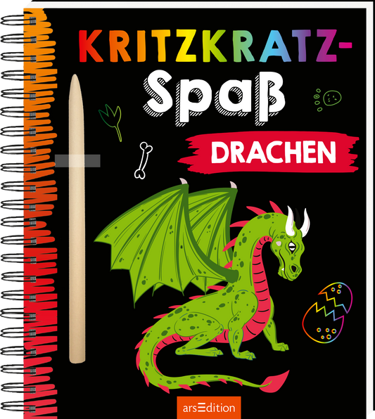 Das Buchcover zeigt einen grünen Drachen auf schwarzem Hintergrund, umgeben von bunten, verspielten Zeichnungen wie Knochen und Eiern. Der Titel „Kritzkritz-Spass Drachen“ ist in großen, bunten Buchstaben gestaltet, wobei „Spass“ im hellen Weiß hervorsticht. Ein spiralförmiger Buchrücken in Orange ergänzt das Design. Ganz unten mittig steht der Logoschriftzug von arsEdition.