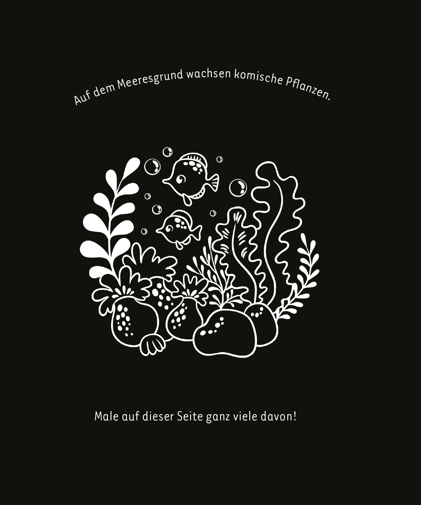 Gezeigt wird eine Innen- oder Zusatzansicht von „Kritzkratz-Spaß Meerjungfrauen“. Die Illustration zeigt einen dunklen Hintergrund, auf dem weiße, cartoonhafte Meeresbewohner und Pflanzen abgebildet sind. Darunter sind verschiedene Algen und Fischchen zu sehen, die in spielerischer Anordnung angeordnet sind. Am oberen Rand steht in verspielter Schrift „Auf dem Meeresgrund wachsen komische Pflanzen“ und am unteren Rand: „Male auf dieser Seite ganz viele davon!“.