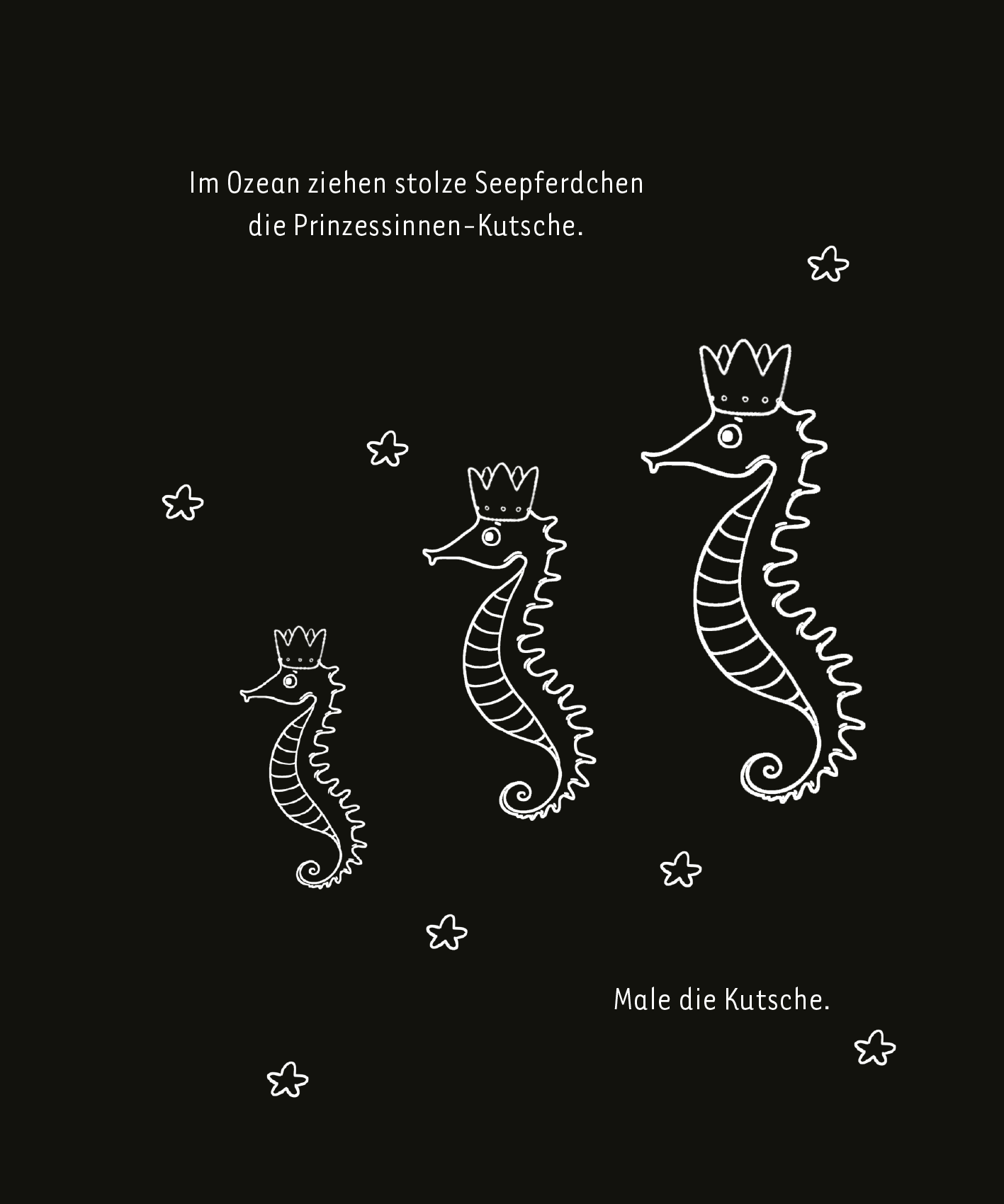 Gezeigt wird eine Innen- oder Zusatzansicht von „Kritzkratz-Spaß Meerjungfrauen“. Die Illustration zeigt drei stilisierte Seepferdchen, die mit feinen weißen Linien auf einem tiefschwarzen Hintergrund abgebildet sind. Jedes Seepferdchen trägt eine kleine Krone, wobei das mittlere besonders betont wird. Um die Seepferdchen herum sind kleine, schlichte Sterne verteilt. Der Text in der oberen Bildhälfte ist in einer ansprechenden, handschriftlichen Typografie gehalten und betont das...
