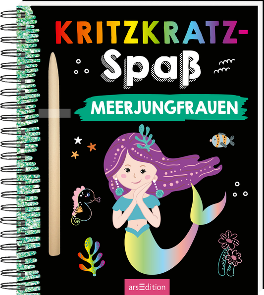 Das Buchcover zeigt einen bunten Schriftzug mit „KRITZKRATZ-SPaß“ in auffälligen Buchstaben, während der Untertitel „MEERJUNGFRAUEN“ in einem leuchtenden Türkis steht. In der Mitte prangt eine fröhliche Meerjungfrau mit lila Haaren, die verträumt lächelt. Um sie herum sind kleine Fische und Unterwasserpflanzen in lebhaften Farben angeordnet. Der Hintergrund ist schwarz, was den Farben eine besondere Lebendigkeit verleiht. Ganz unten mittig steht der Logoschriftzug von arsEdition.