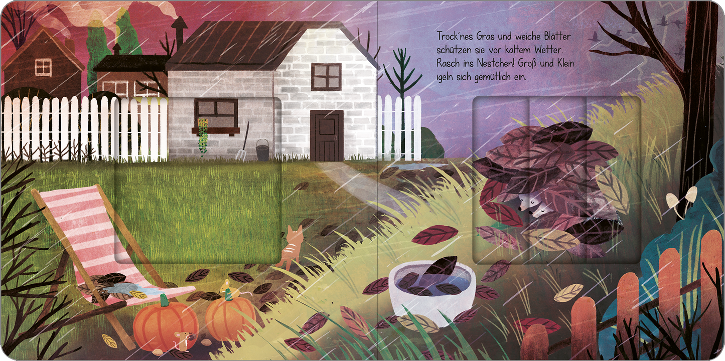 Gezeigt wird eine Innen- oder Zusatzansicht von „Wenn im Herbst die Blätter fallen“. Die Illustration zeigt eine herbstliche Szenerie mit einem grauen Häuschen und einem weißen Zaun. Bunt gefärbte Blätter liegen verstreut auf dem grünen Grass und auf einem Haufen. Links im Bild stehen zwei orangefarbene Kürbisse. Die Farben sind warm und einladend, vorherrschend sind Erdtöne, ergänzt durch sanfte, herbstliche Farbtöne. Die Typografie ist klar und kindgerecht, passend zur...