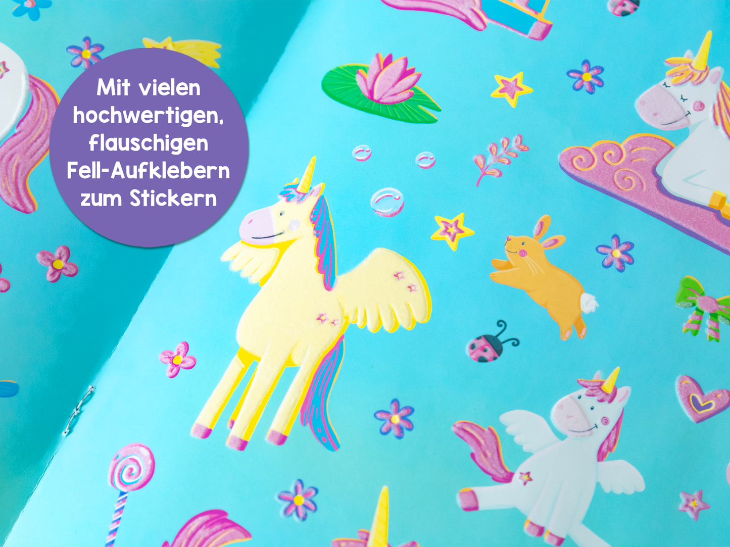 Gezeigt wird eine Innen- oder Zusatzansicht von „Mein flauschiges Stickerheft – Einhörner“. Die Seite präsentiert einen hellblauen Hintergrund, auf dem farbenfrohe, flauschige Einhorn-Sticker in Gelb, Pink und Blau verteilt sind. Weitere Motive zeigen niedliche Tiere und bunte Sterne. In der oberen linken Ecke befindet sich ein lila Kreis mit dem Text „Mit vielen hochwertigen, flauschigen Fell-Aufklebern zum Stickern“ in verspielter Schrift. Die insgesamt fröhliche Gestaltung...