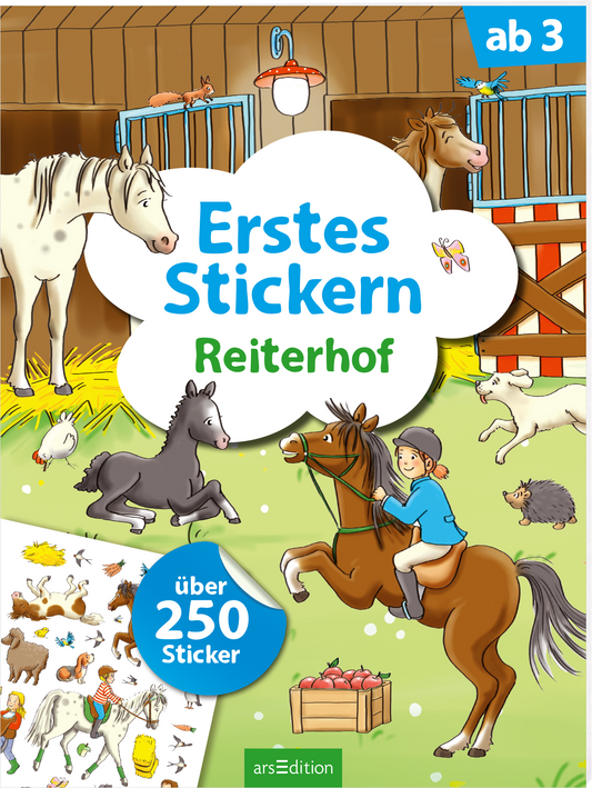 Das Cover zeigt eine lebendige Szene auf einem Reiterhof mit fröhlichen Pferden, einem Kind auf einem braunen Pferd und verschiedenen Tieren. Die dominierenden Farben sind sanftes Grün, Braun und Blau. In der Mitte ist der Titel „Erstes Stickern Reiterhof“ in einer freundlichen, blauen Schriftart platziert. Oben links ist der Hinweis „ab 3“ zu sehen, und unten links wird vermerkt: „über 250 Sticker“. Ganz unten mittig steht der Logoschriftzug von arsEdition.