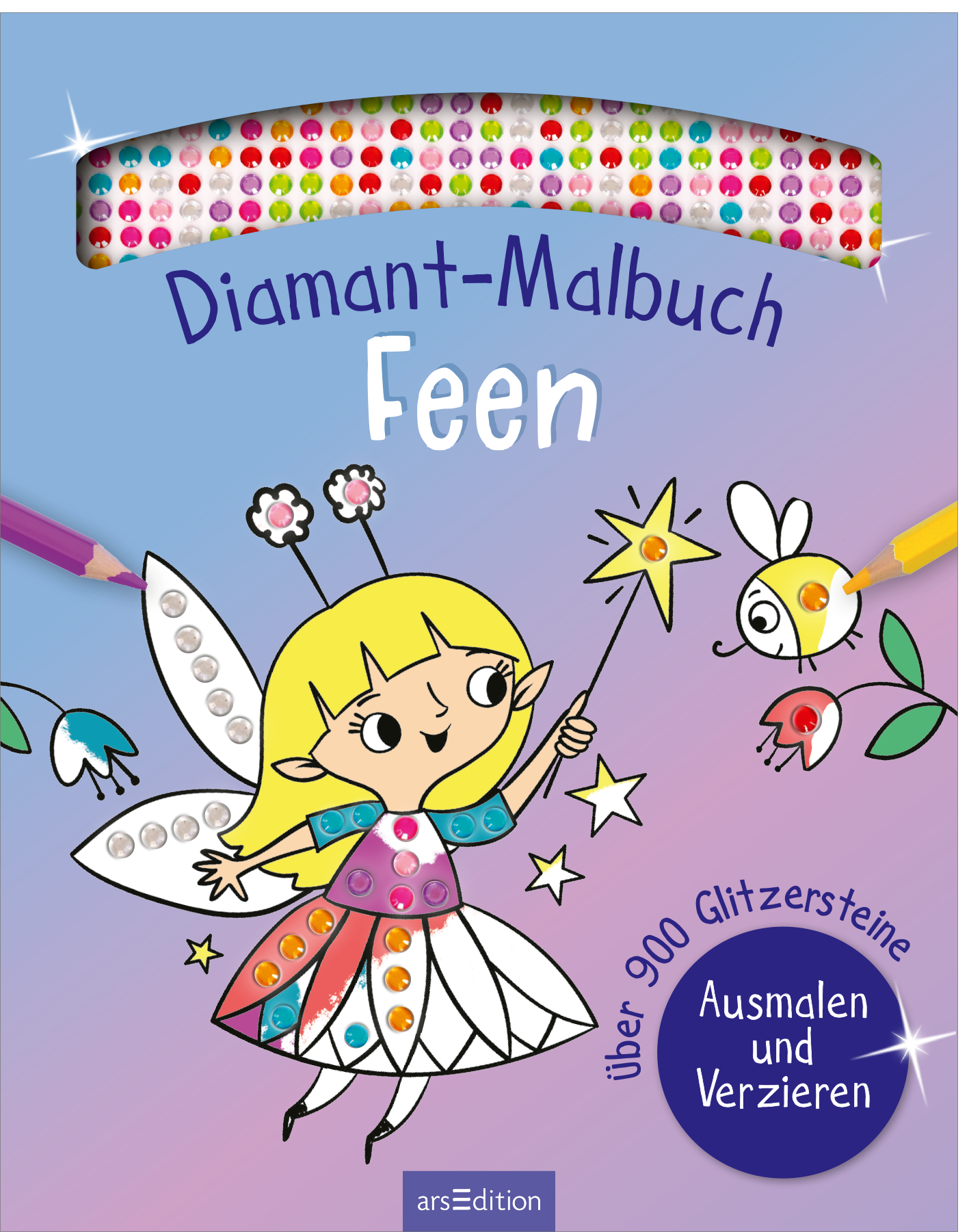 Das dreidimensionale Buchcover zeigt ein buntes Malbuch mit dem Titel „Diamant-Malbuch Feen“. Eine freundliche Fee mit blonden Haaren und buntem Kleid steht im Mittelpunkt, umgeben von Glitzersteinen und einer süßen Fliege. Farbenfrohe Buntstifte liegen neben der Fee. Ganz unten mittig steht der Logoschriftzug von arsEdition. Ganz oben besitzt das Cover ein Fenster, durch das man einen Ausschnitt des Diamantstickerbogens sieht, die hinter dem Cover liegt.