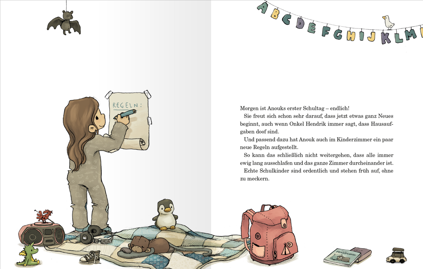Gezeigt wird eine Innen- oder Zusatzansicht von „Anouk und der verrückte erste Schultag“. Die Illustration zeigt das Mädchen Anouk mit lockigen, braunen Haaren, das mit einem Stift eine Liste auf einem Plakat schreibt. Auf dem Boden liegt eine bunte Decke und um sie herum verschiedene Gegenstände wie ein Rucksack, ein CD-Spieler und ihre Stofftiere. Die Farbpalette ist hell und freundlich, mit sanften Pastelltönen.