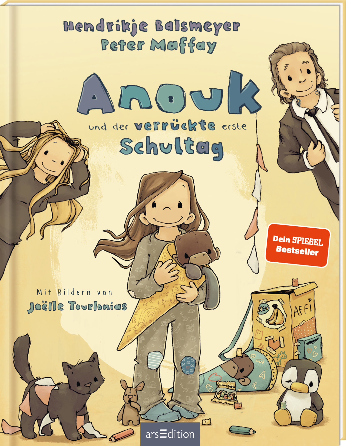 Das Buchcover zeigt im Mittelpunkt das Mädchen Anouk mit einem breiten Lächeln, das eine Schultüte in der Hand hält. Um sie herum liegen eine weitere Schultüte, der Schulranzen und Stofftiere. Rechts und links von ihr sind ihre Eltern zu sehen. Der Titel „Anouk und der verrückte erste Schultag“ ist in großen, bunten Buchstaben oben platziert. Darunter steht der Hinweis "Mit Bildern von Joëlle Tourlonias". Ein roter „Dein SPIEGEL Bestseller“-Button ist prominent auf der...