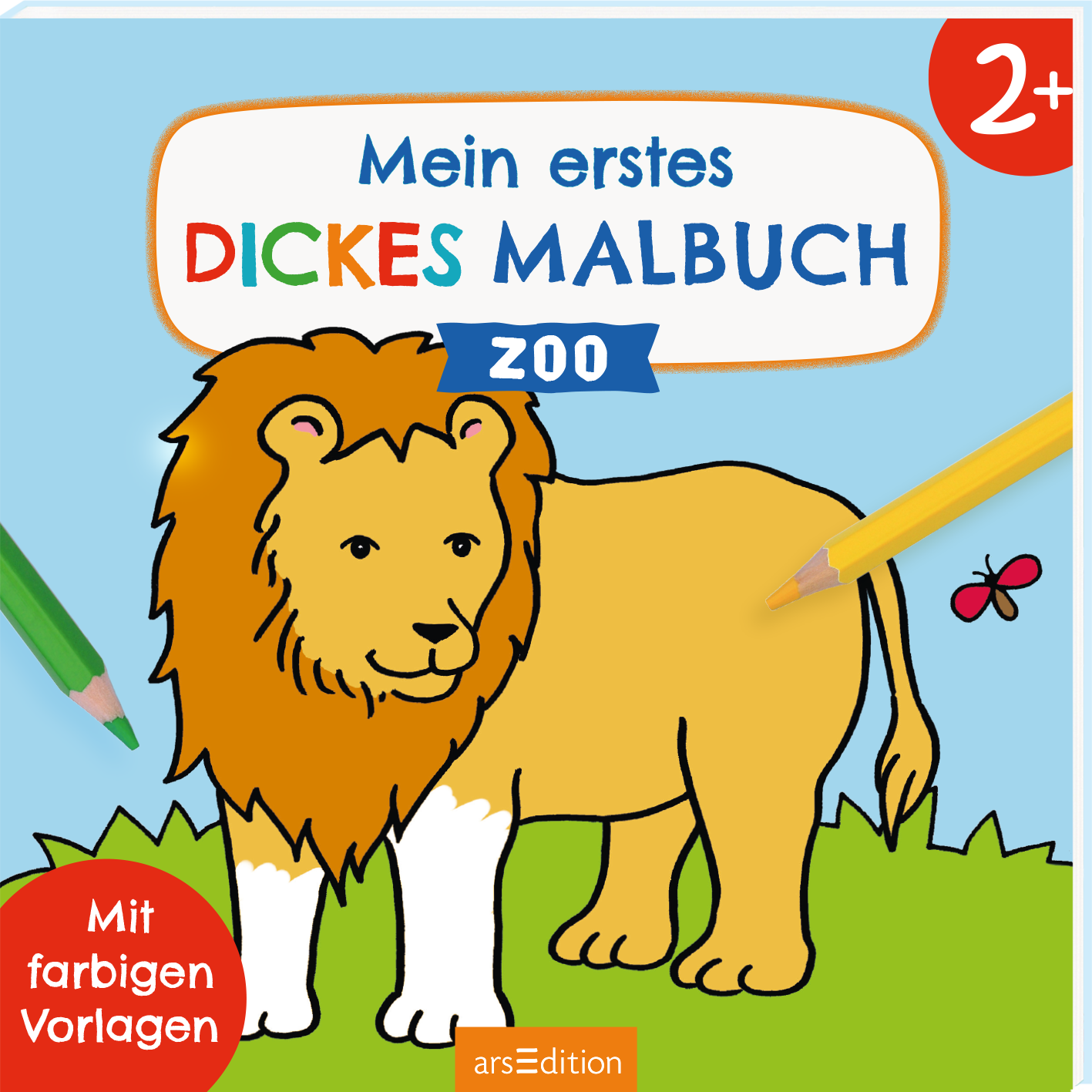 Das Cover zeigt einen freundlichen Löwen in warmen Gelbtönen, der leicht schräg steht. Der Titel „Mein erstes DICKES MALBUCH ZOO“ hebt sich in bunten Farben ab: „Mein erstes“ in Blau, „DICKES“ in Rot und „MALBUCH ZOO“ in einer blauen Umrandung. Oben rechts befindet sich ein roter Button mit dem Hinweis „ab 2+“. Bunte Buntstifte und eine kleine Fliege an der Seite ergänzen die lebendige Gestaltung. Ganz unten mittig steht der Logoschriftzug von arsEdition.